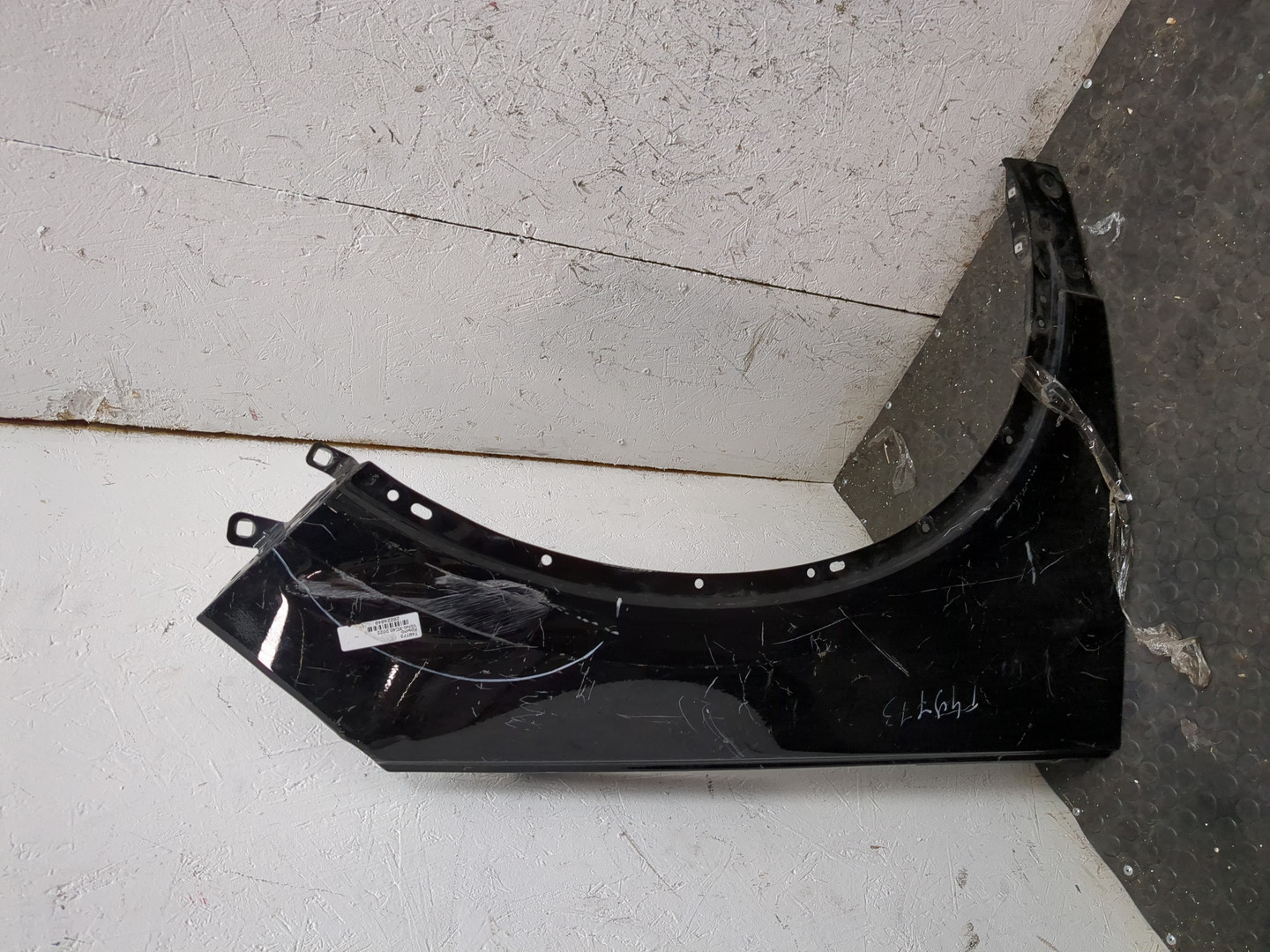 Крыло переднее правое