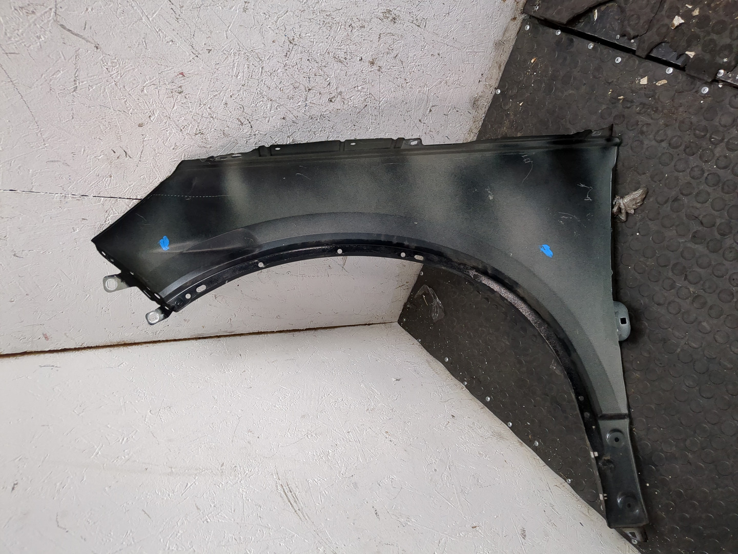 Крыло переднее правое