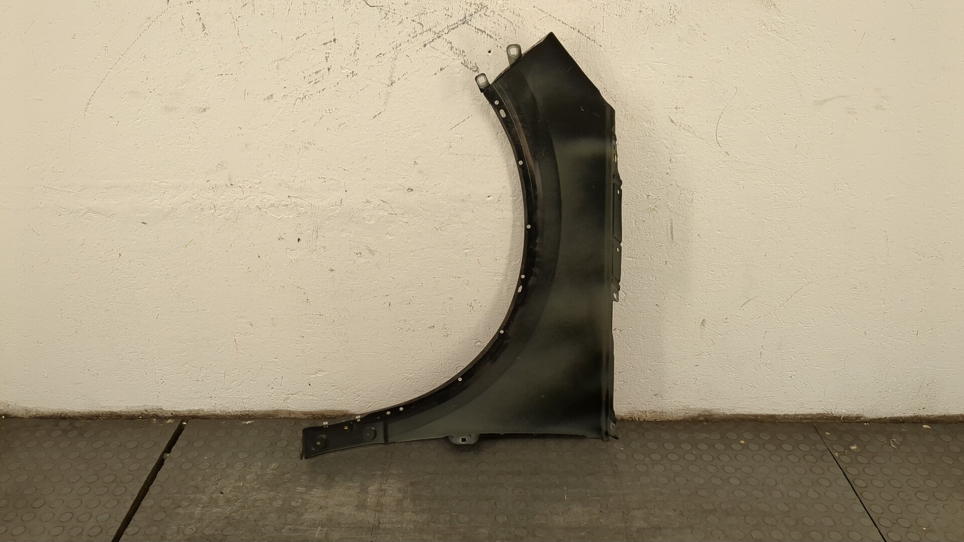 Крыло переднее правое