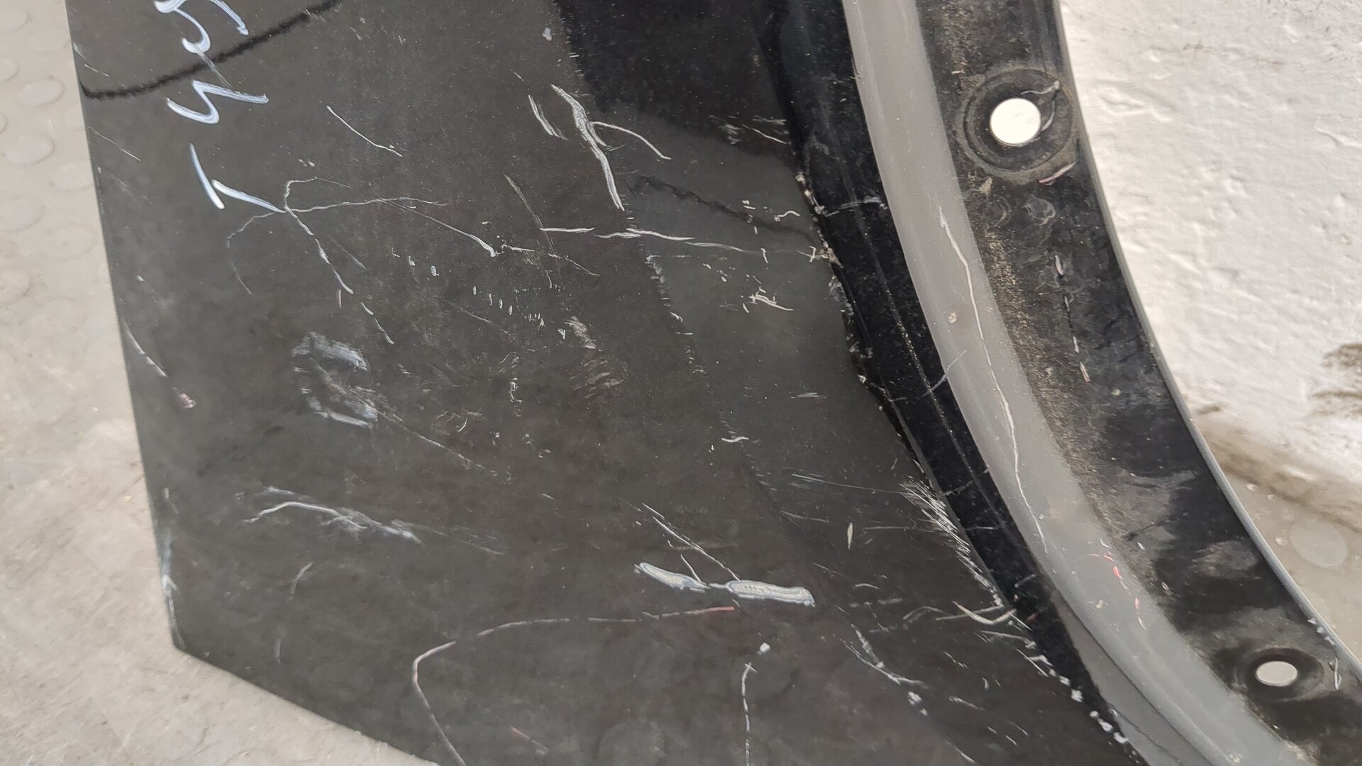 Крыло переднее правое