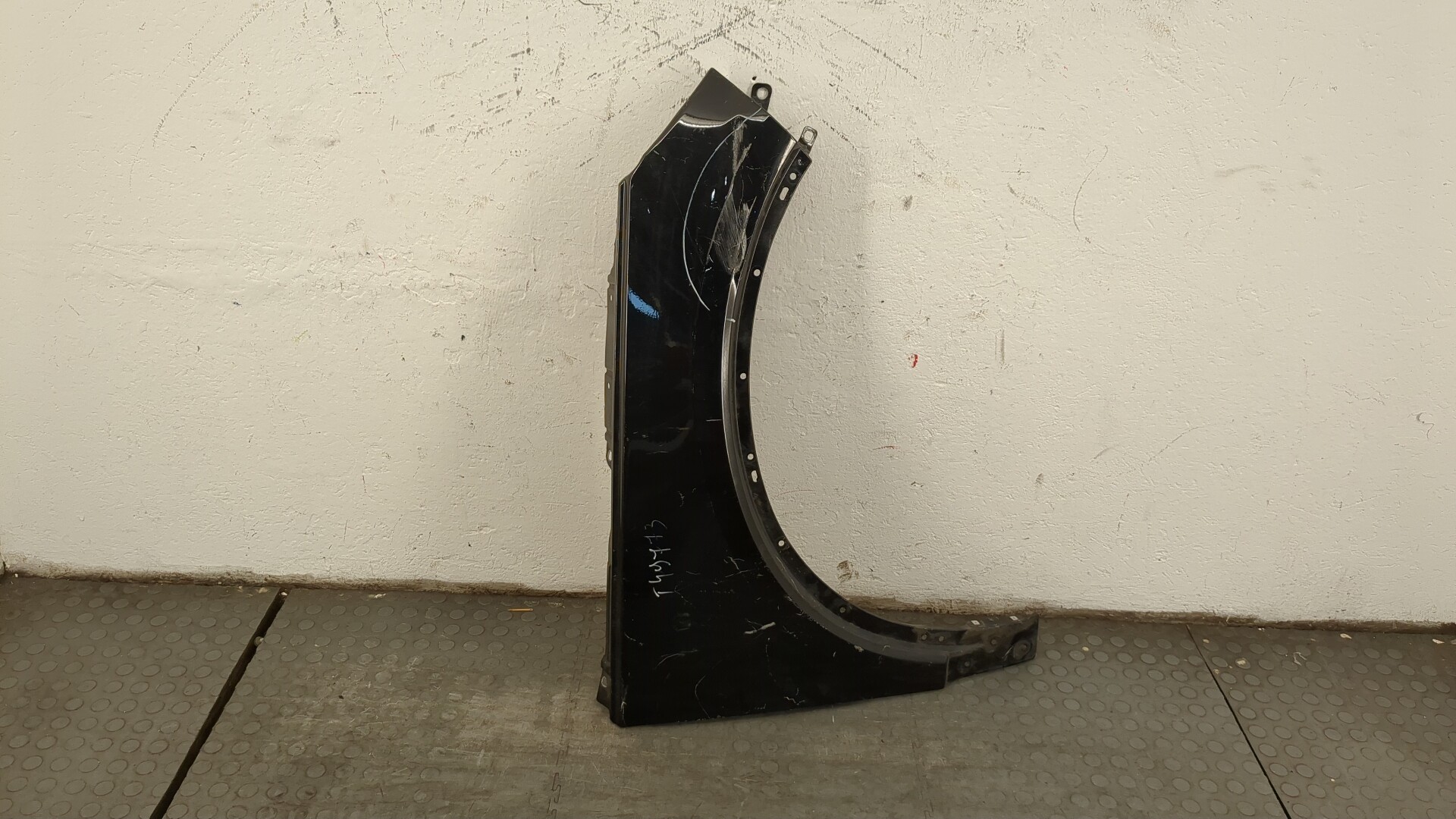 Крыло переднее правое