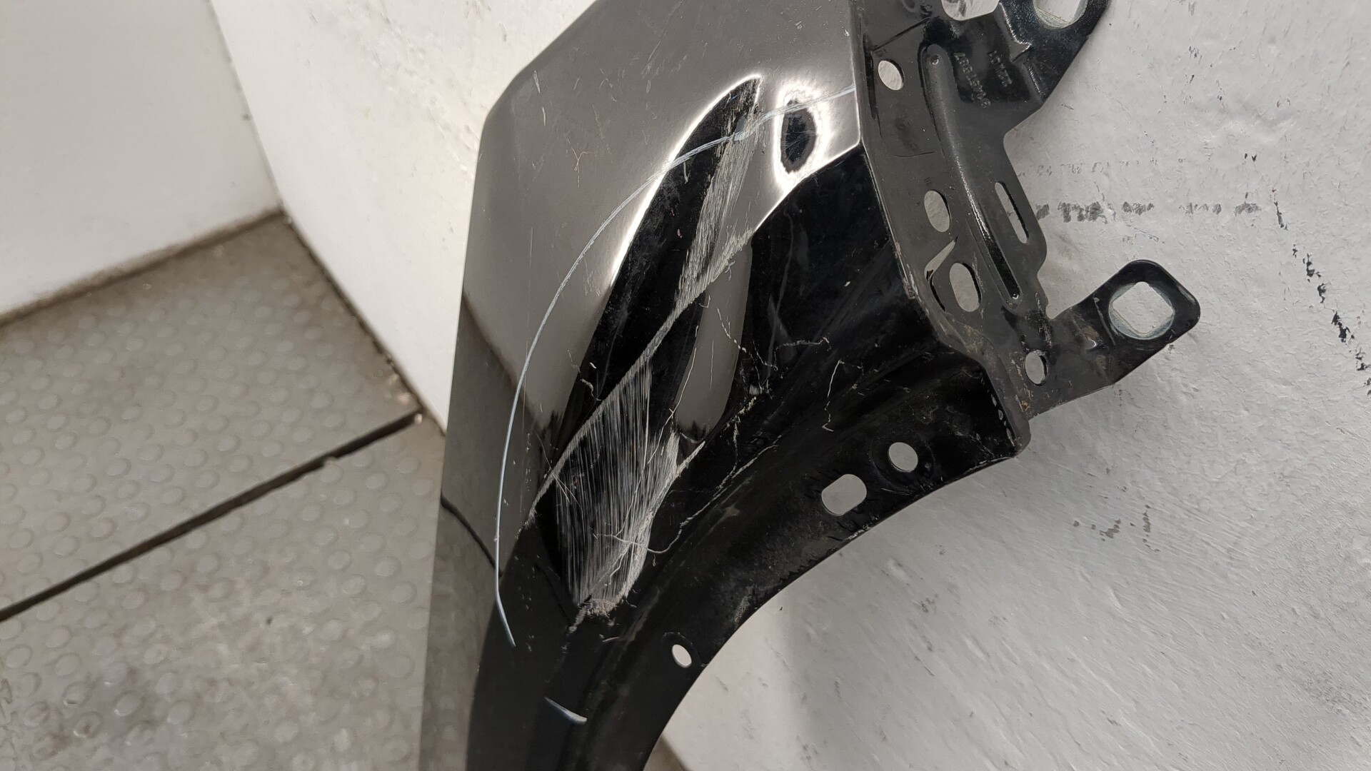 Крыло переднее правое