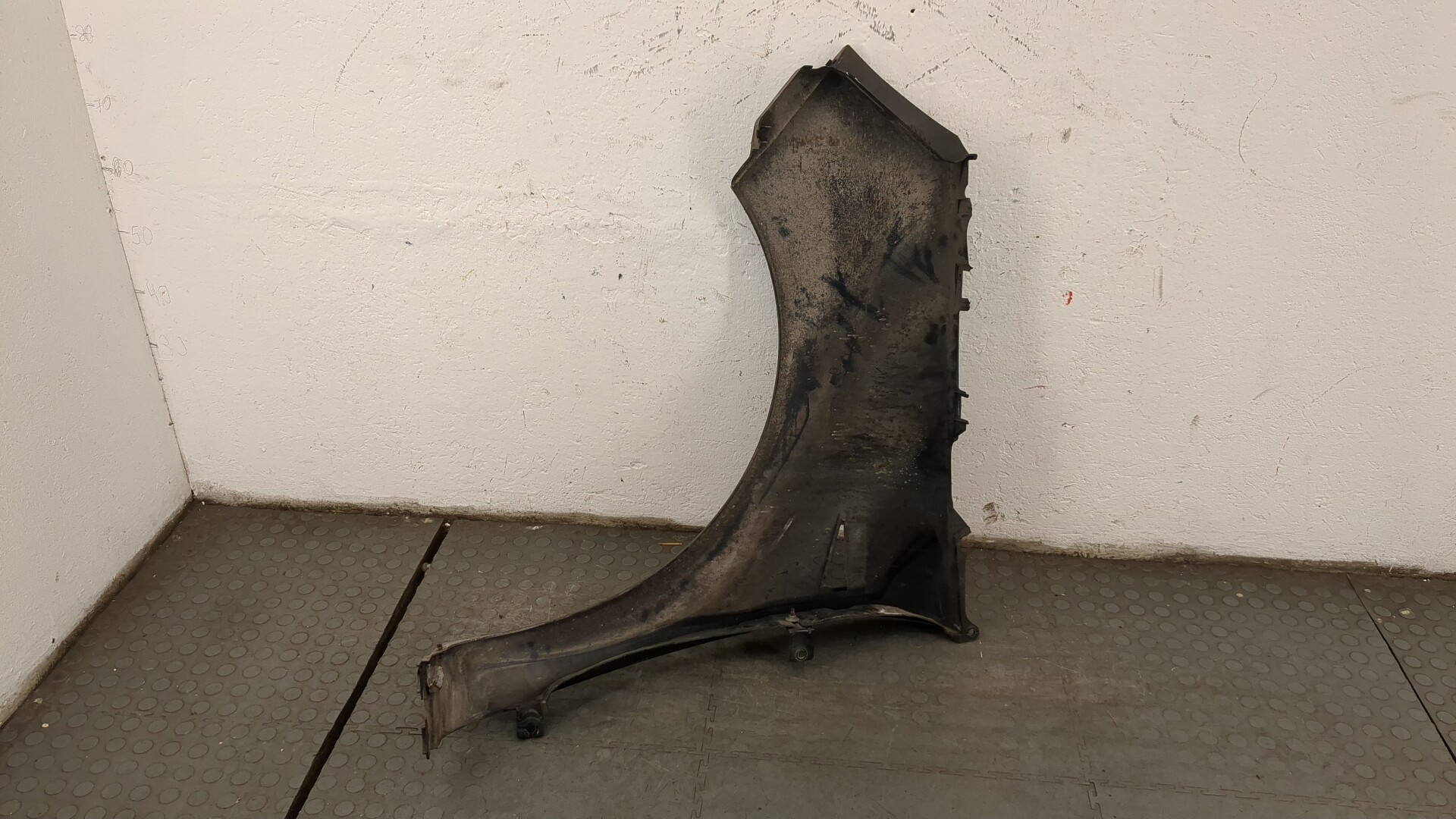 Крыло переднее правое