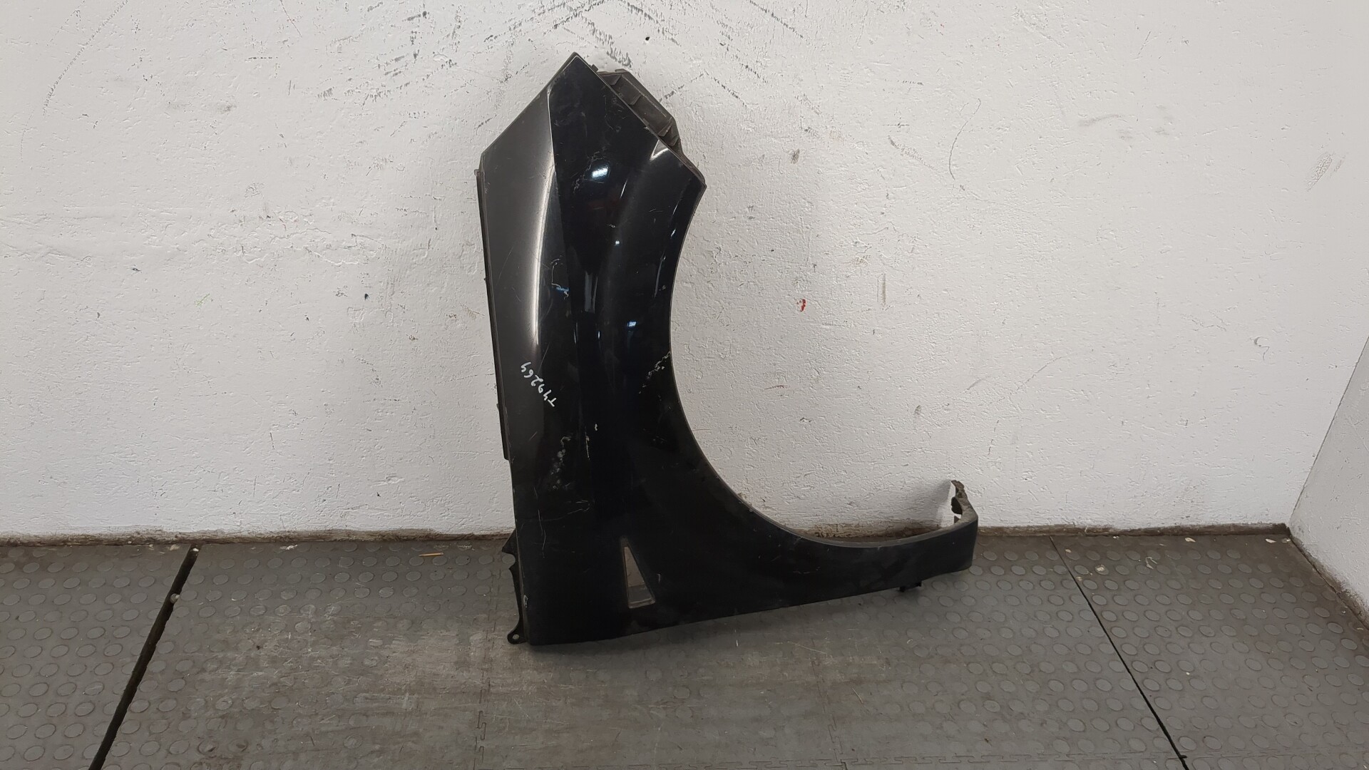 Крыло переднее правое