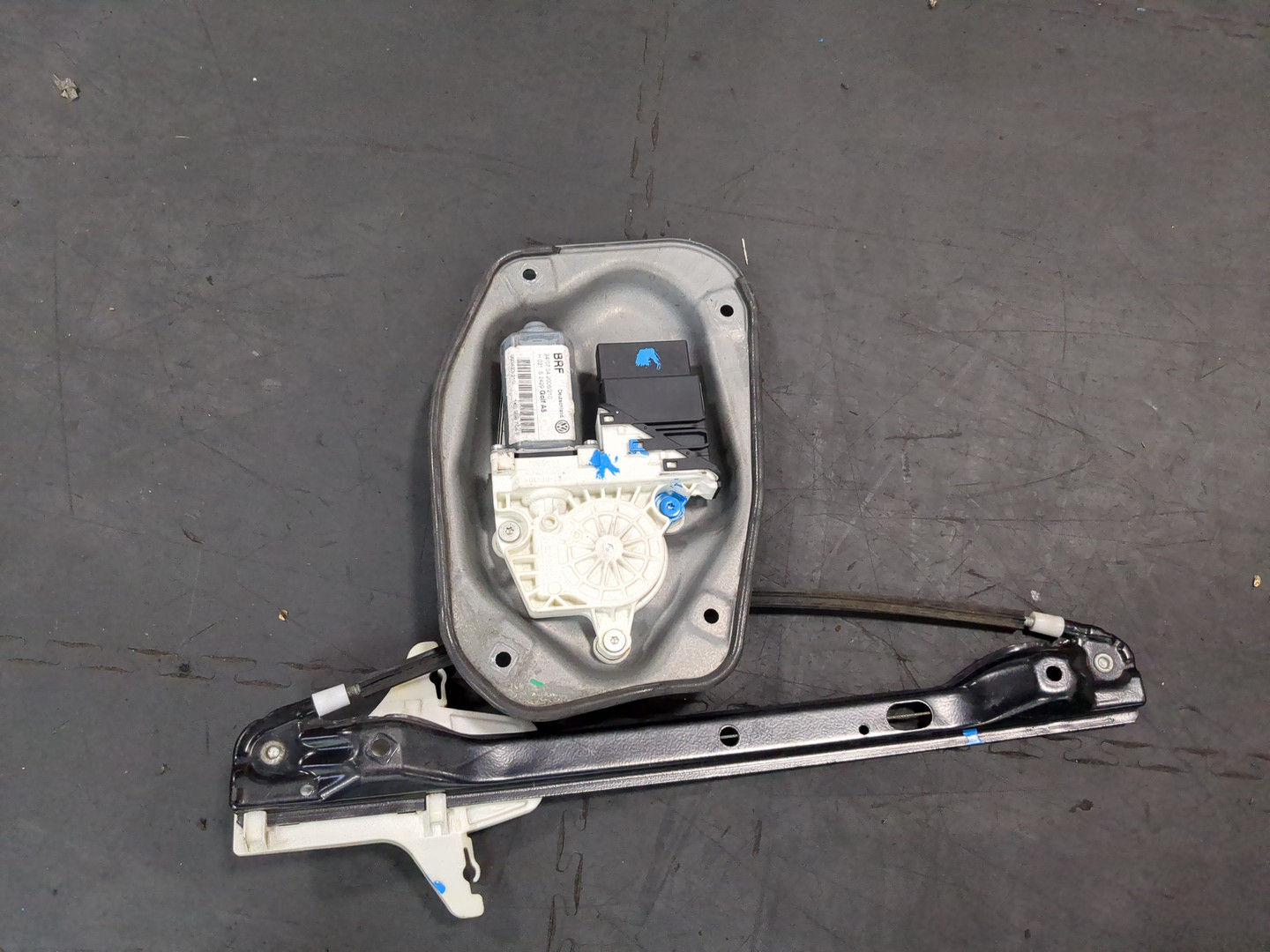 Стеклоподъемник электр. задний правый