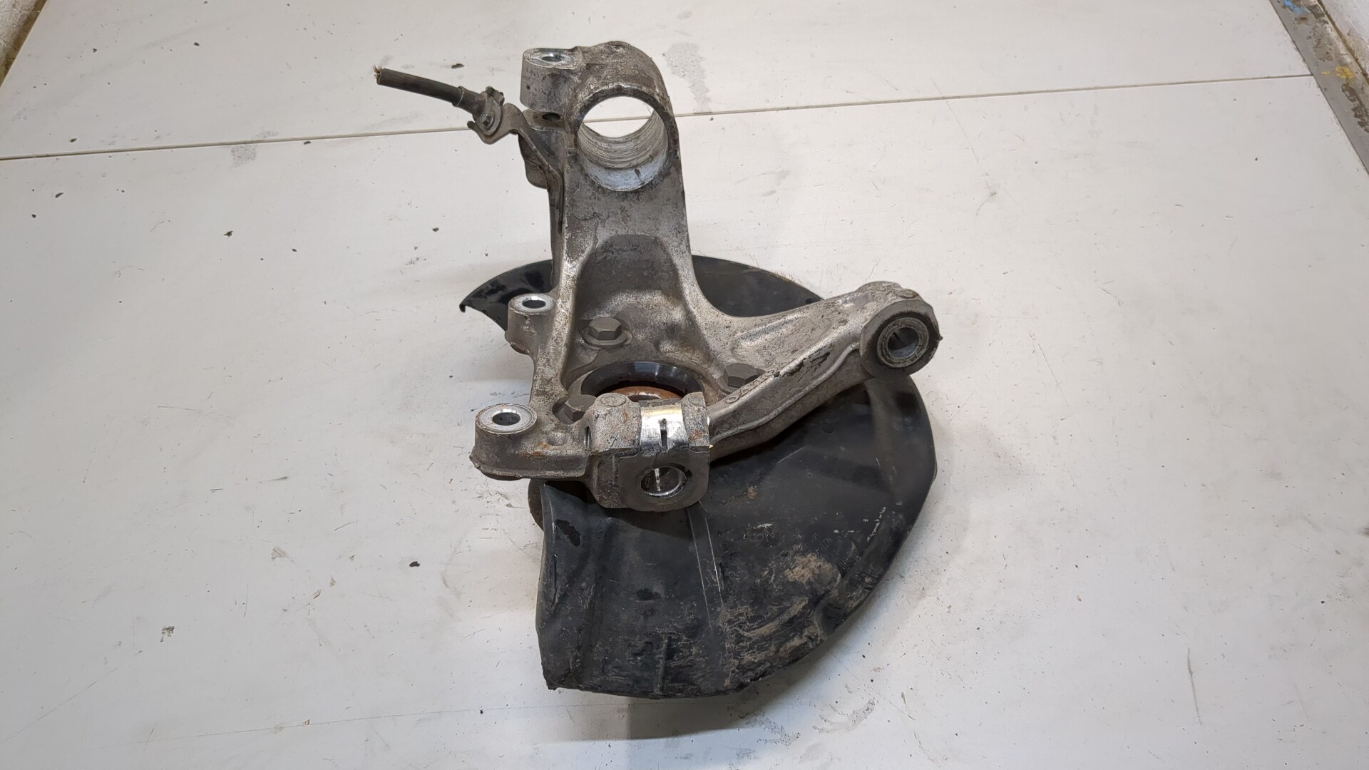 Кулак поворотный передний правый