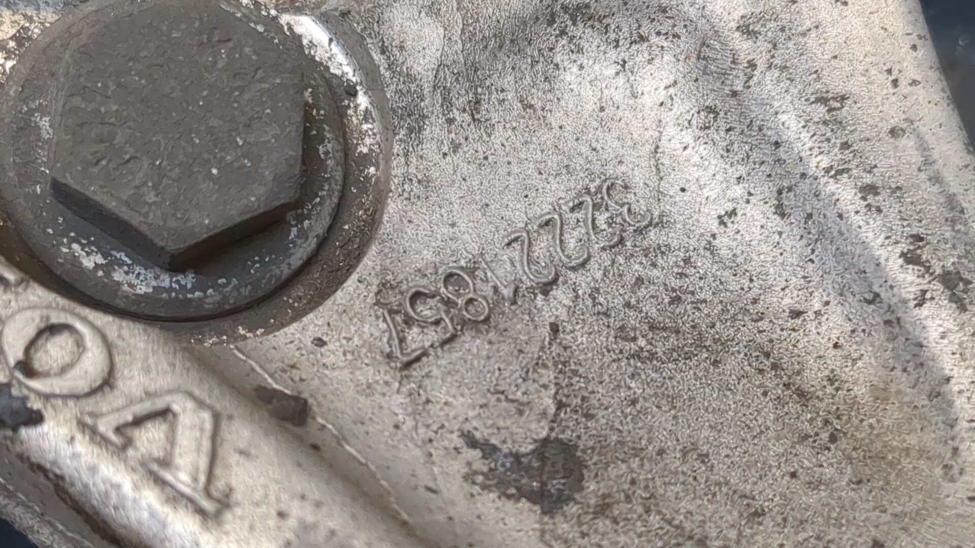 Кулак поворотный передний правый