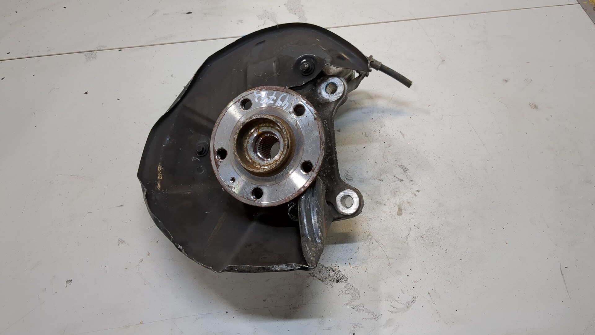 Кулак поворотный передний правый