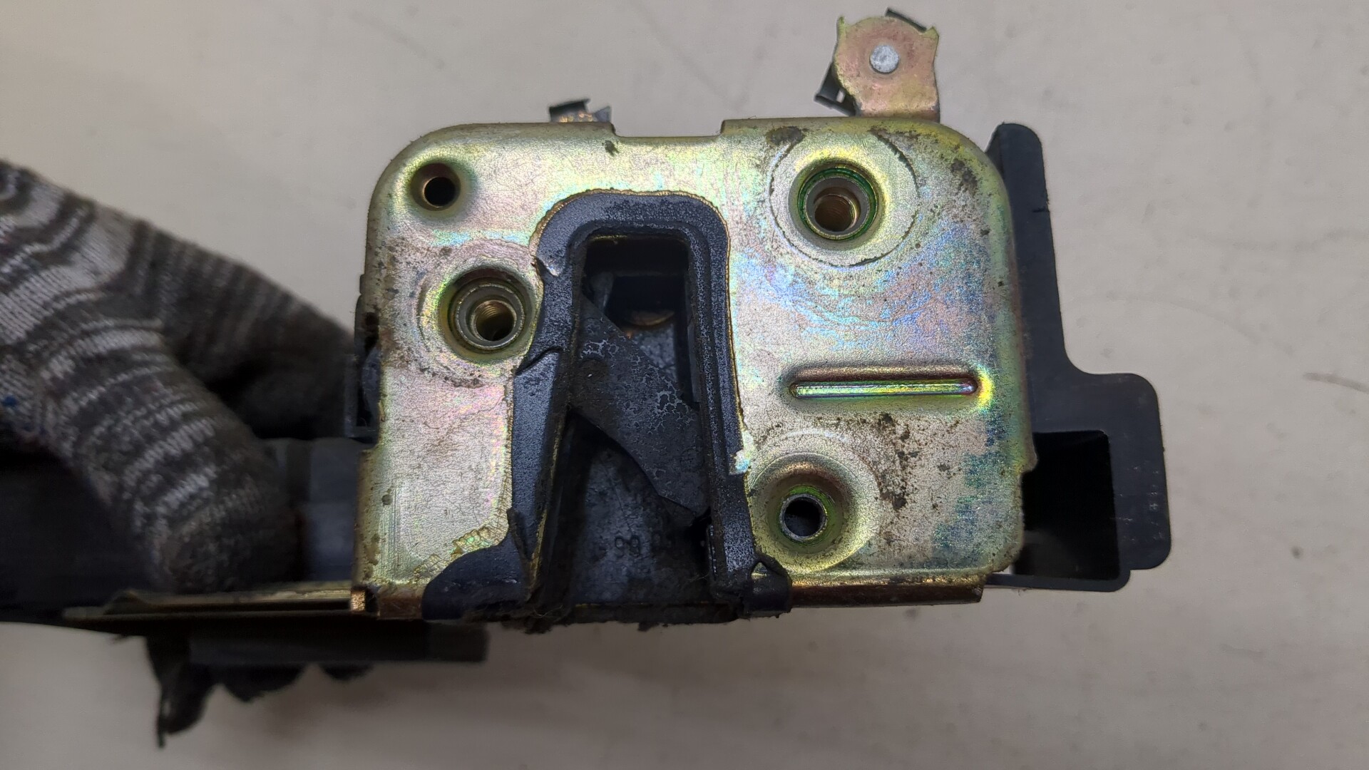 Замок двери передней левой