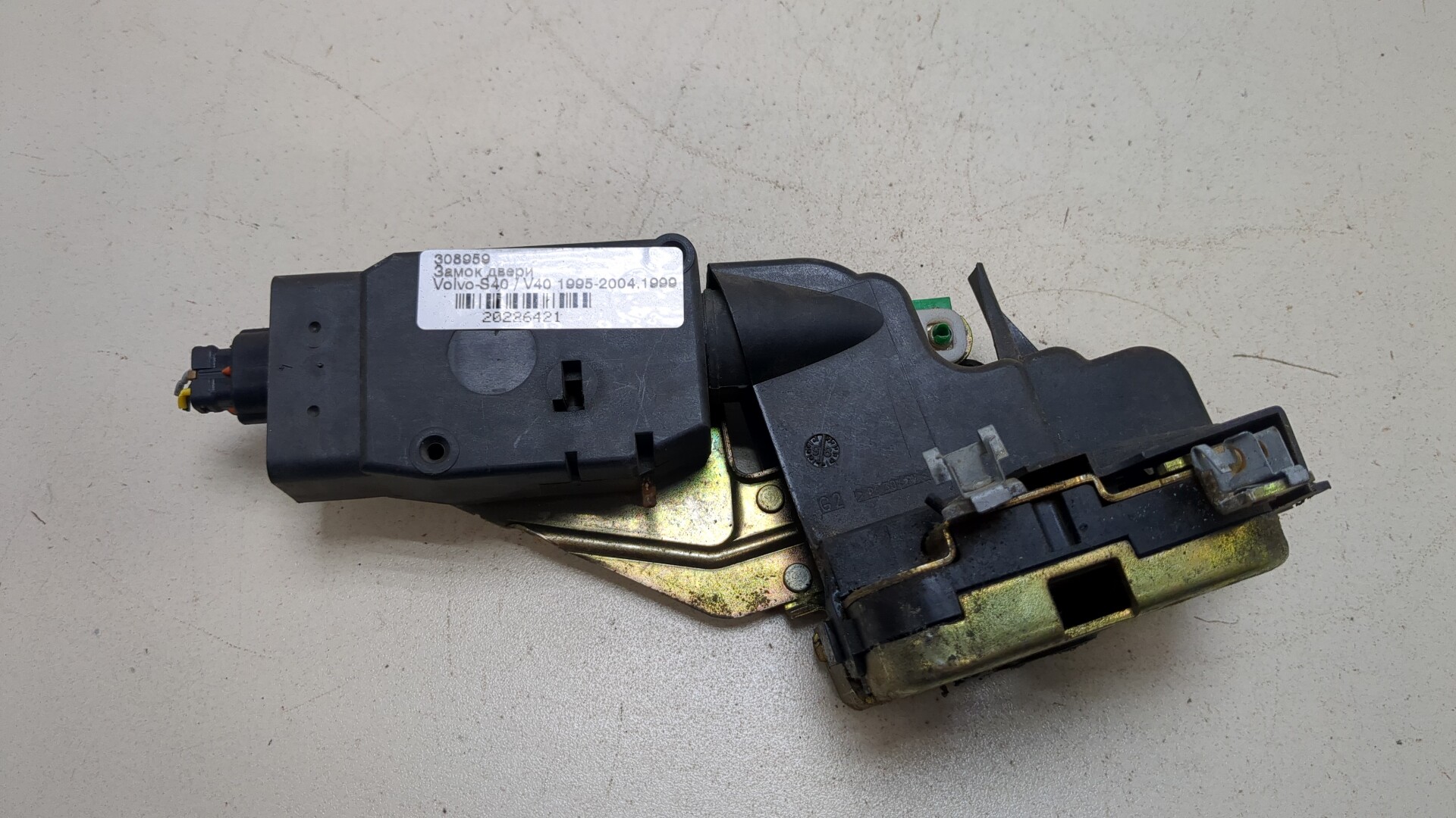 Замок двери передней левой