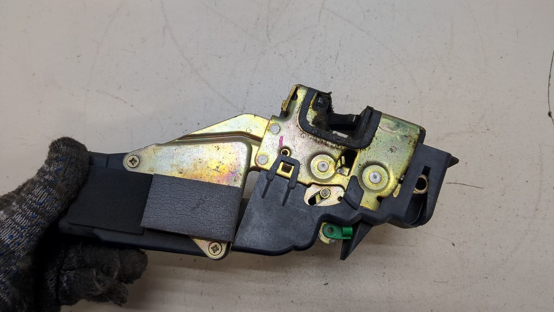 Замок двери передней левой