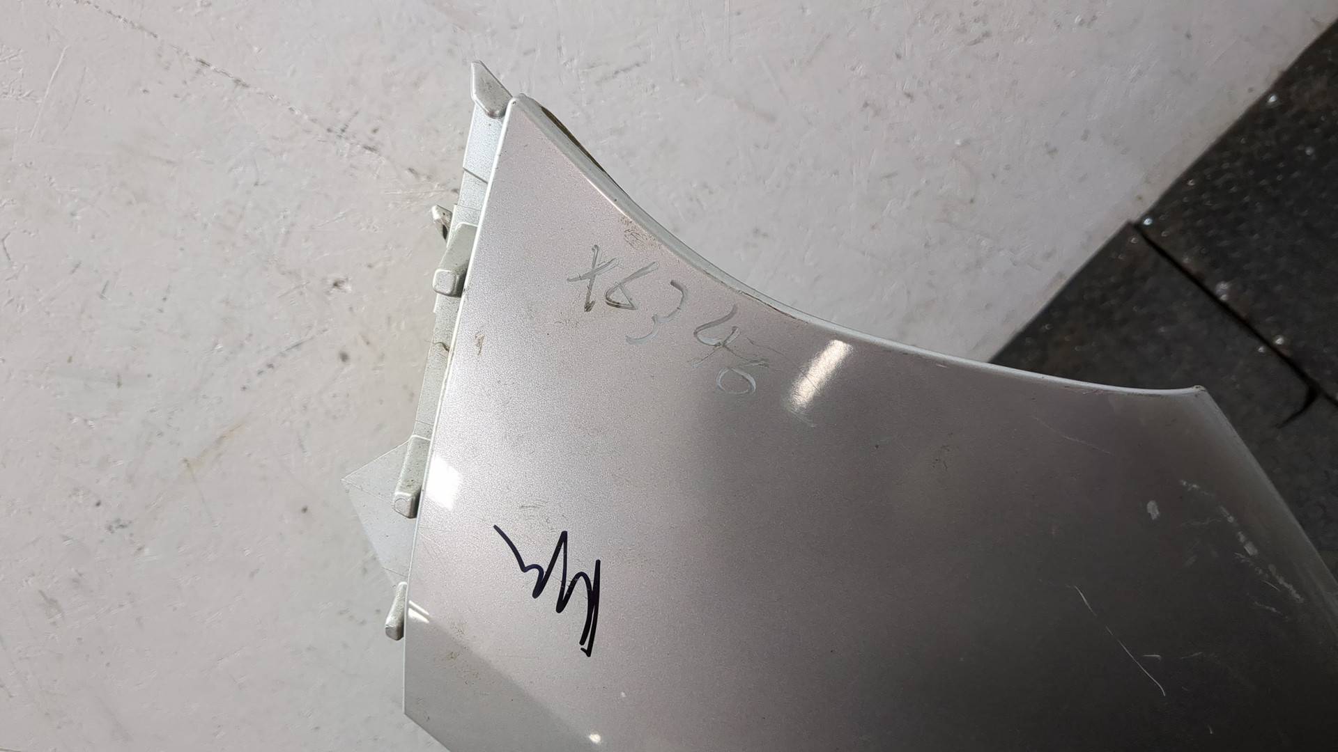 Крыло переднее левое