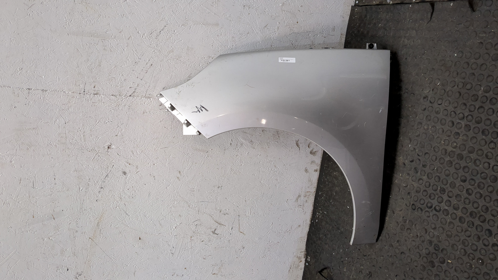 Крыло переднее левое