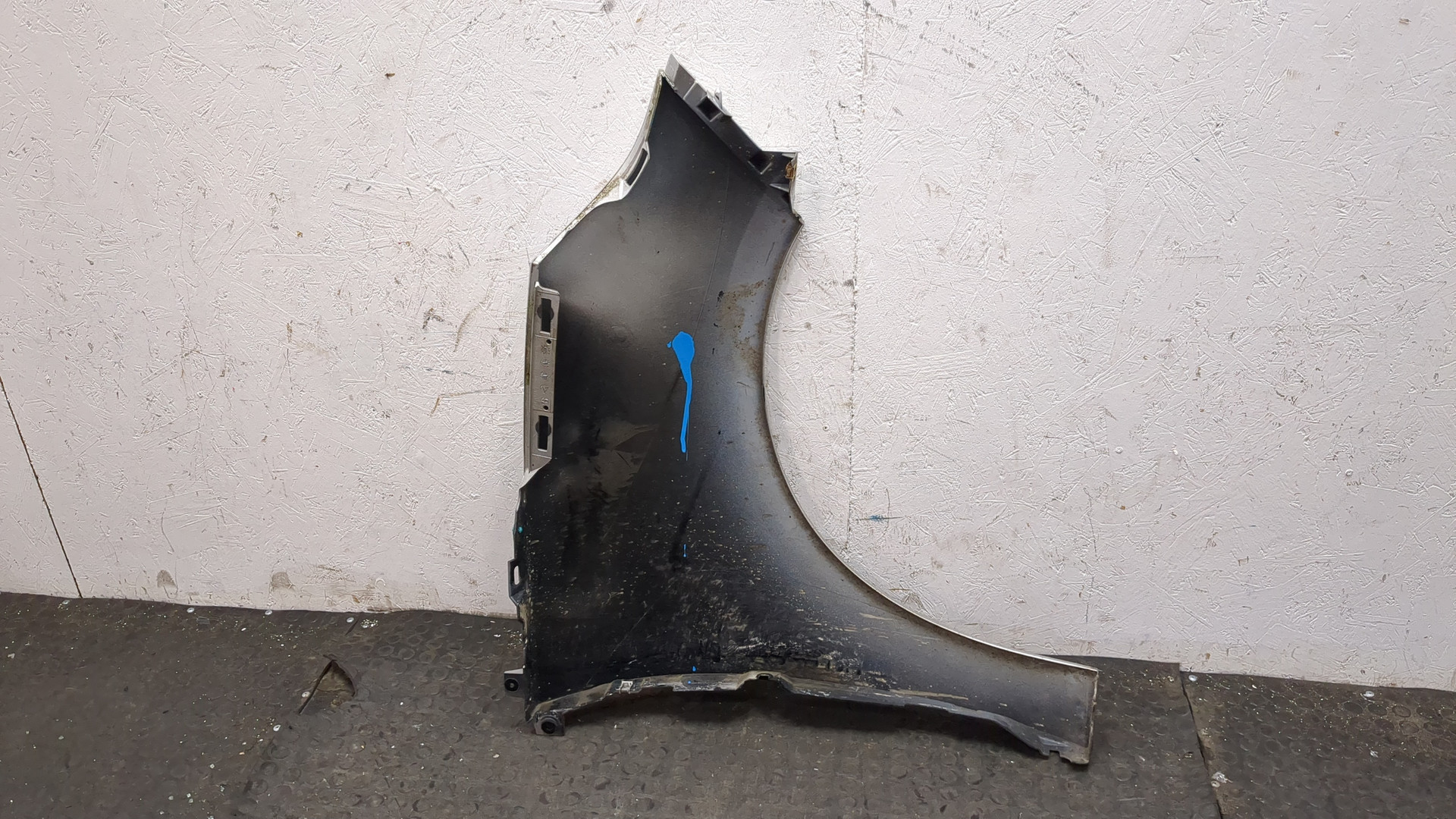 Крыло переднее левое