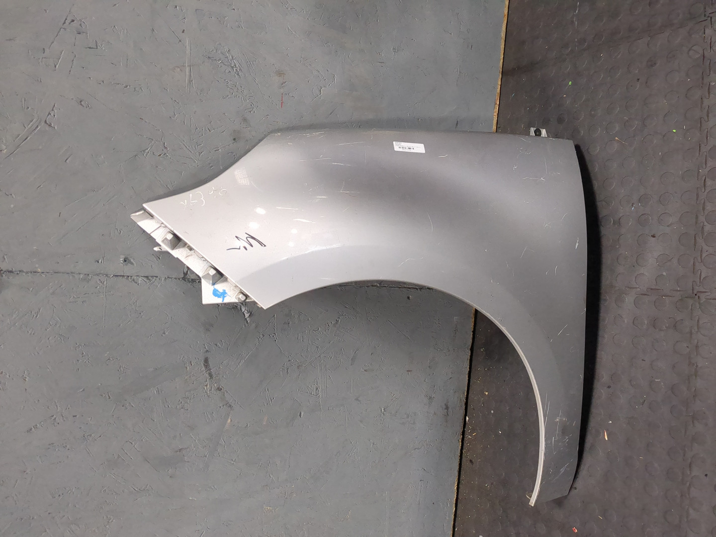 Крыло переднее левое