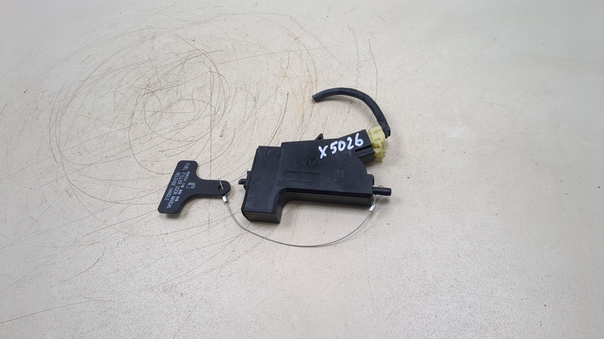 Активатор замка крышки бензобака