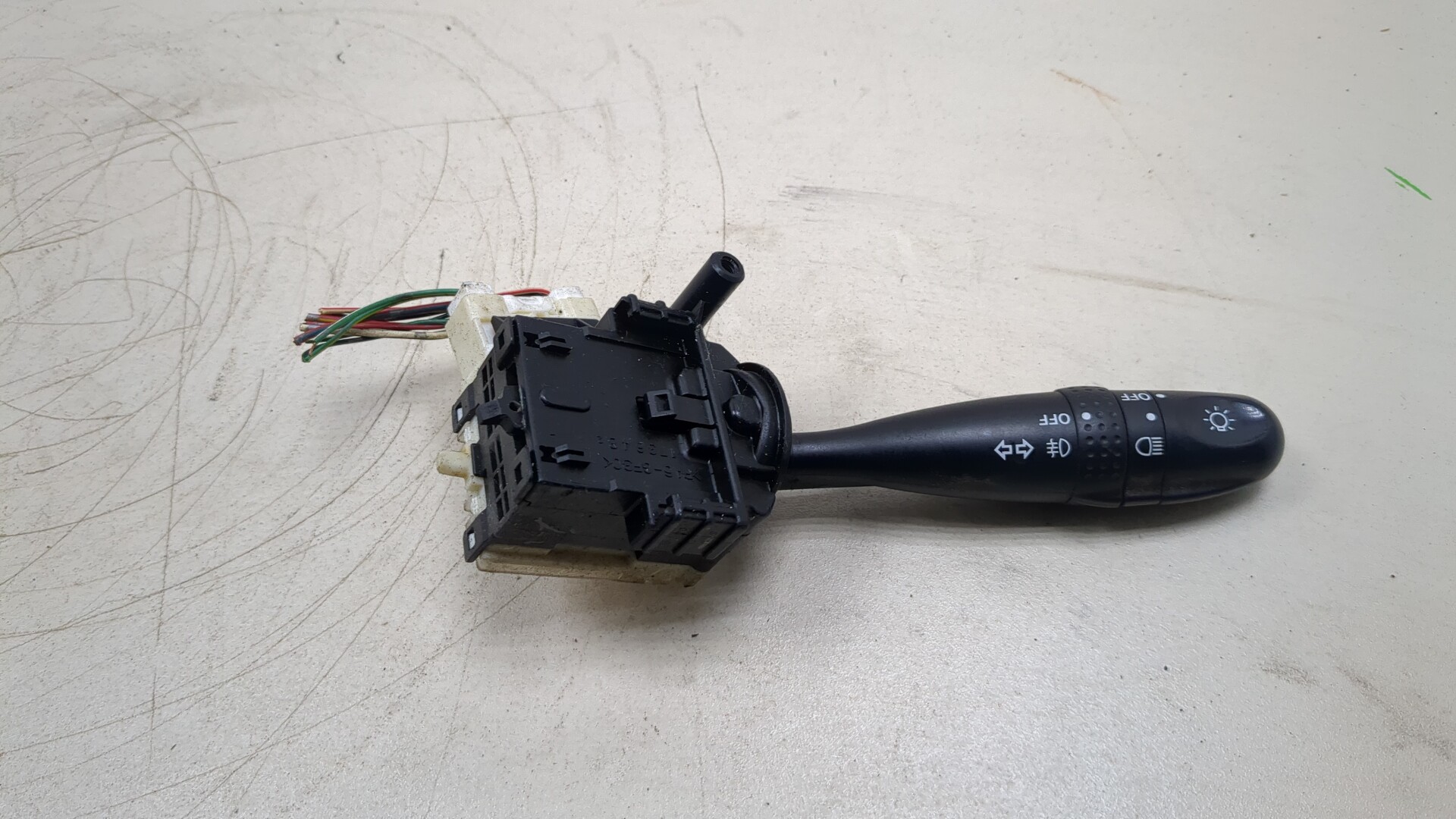 Переключатель поворотов подрулевой для Yaris (XP10) 1999-2005