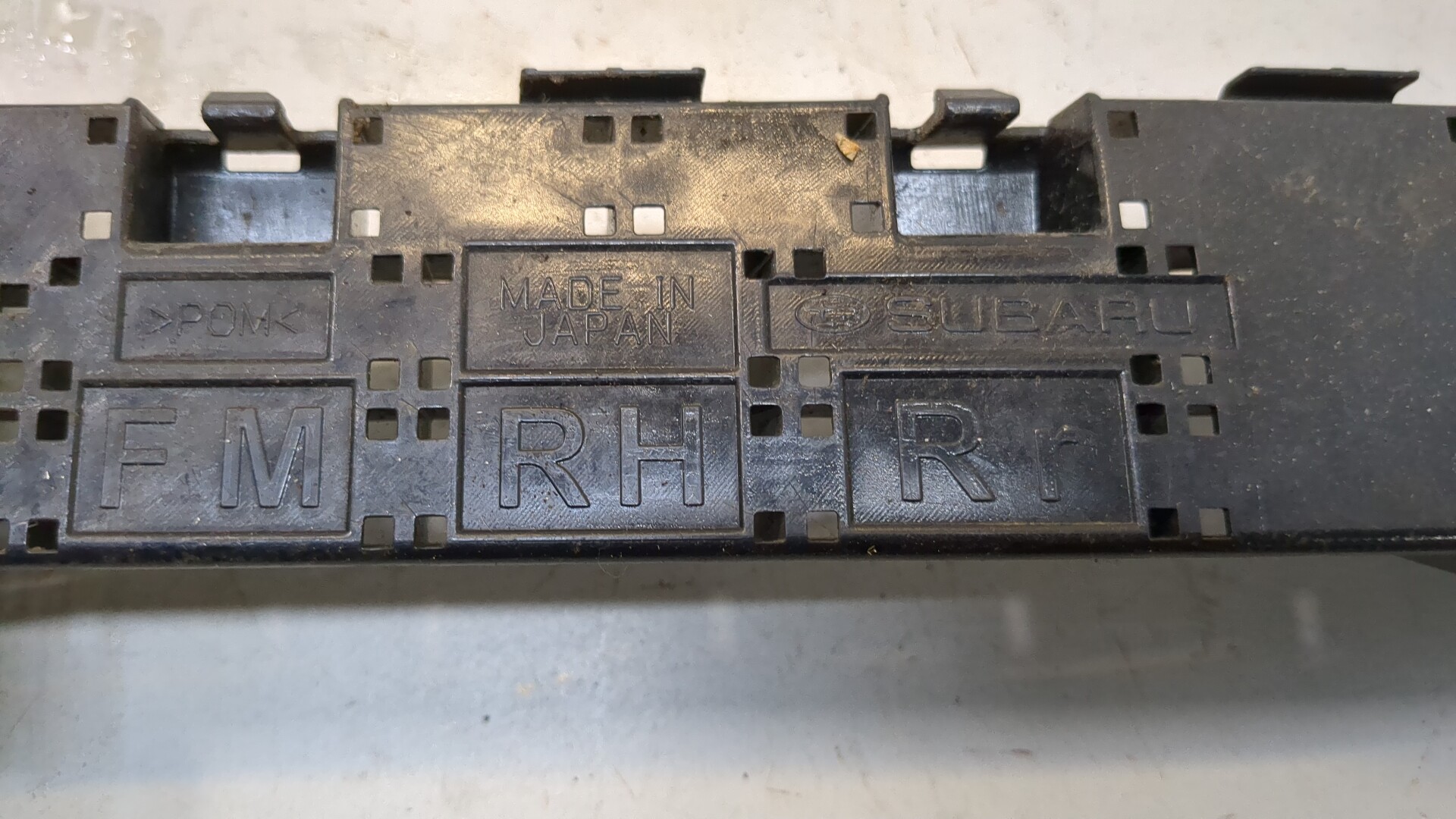 Кронштейн заднего бампера правый