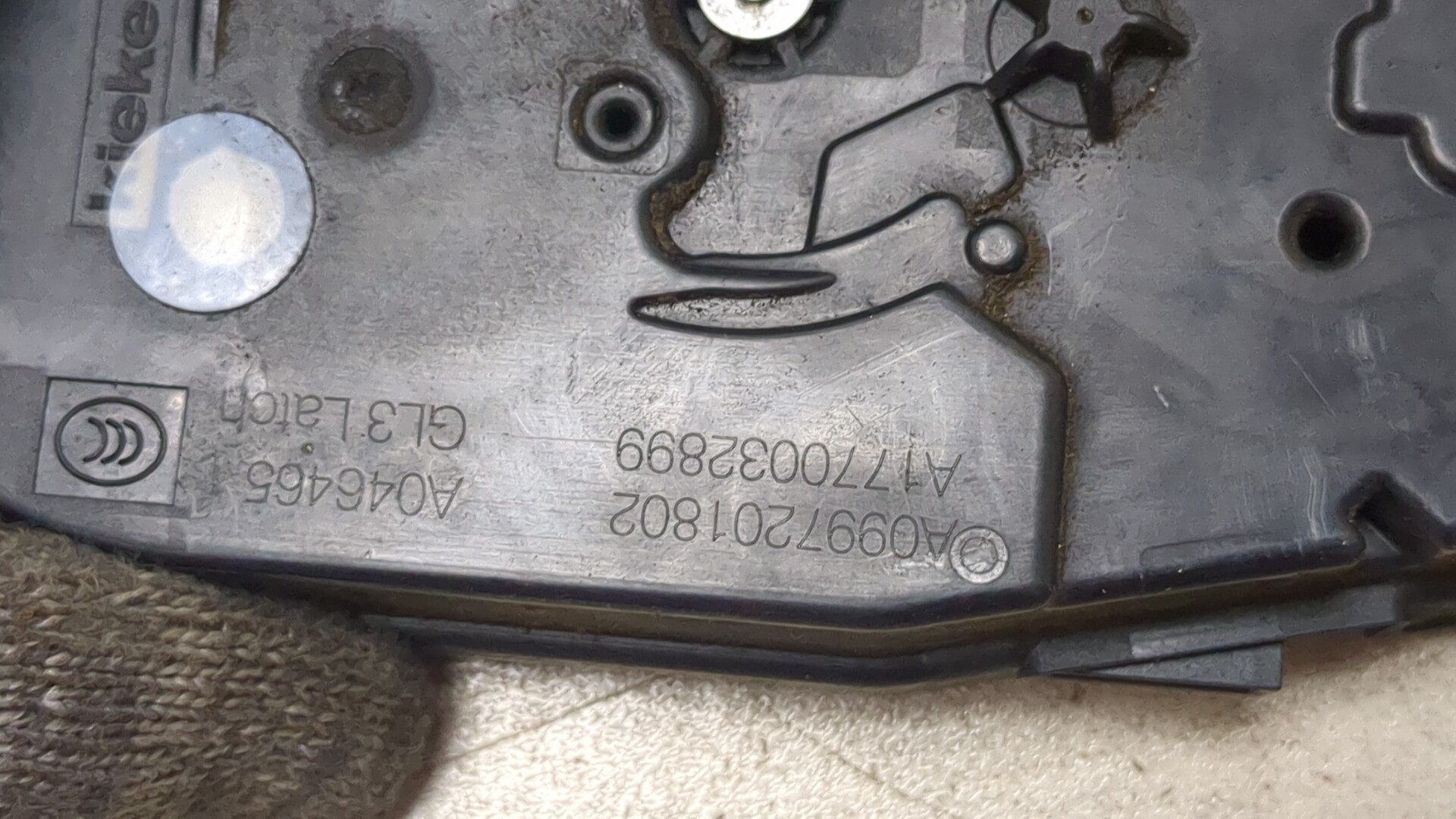 Замок двери передней правой