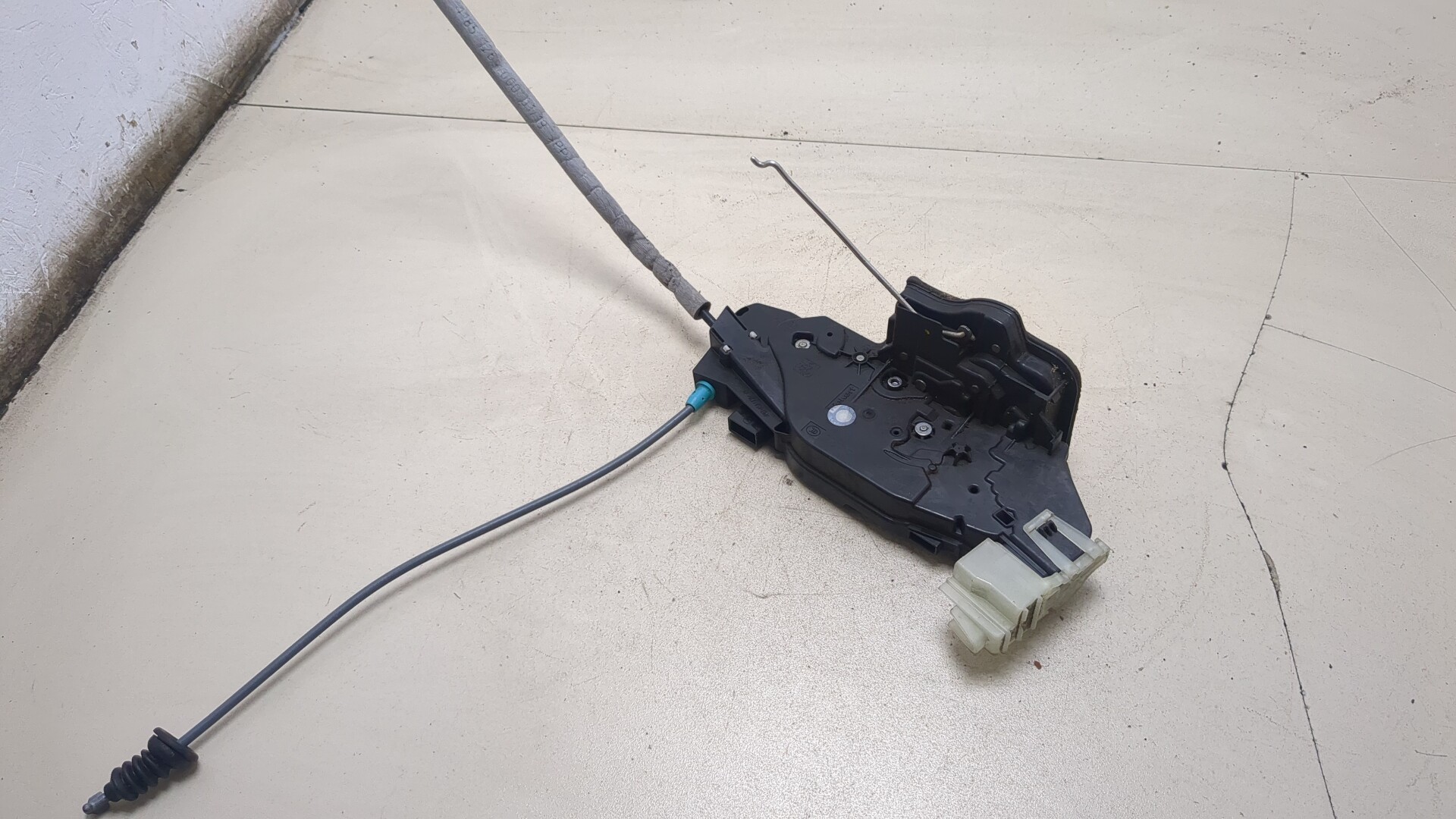 Замок двери передней правой