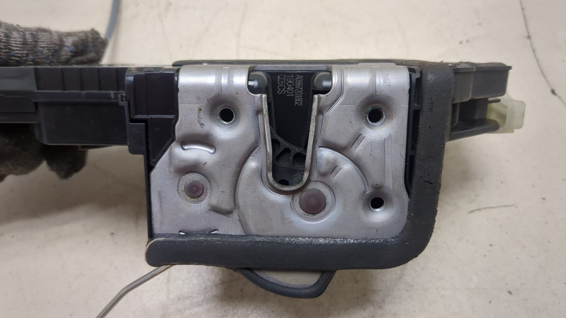 Замок двери передней правой