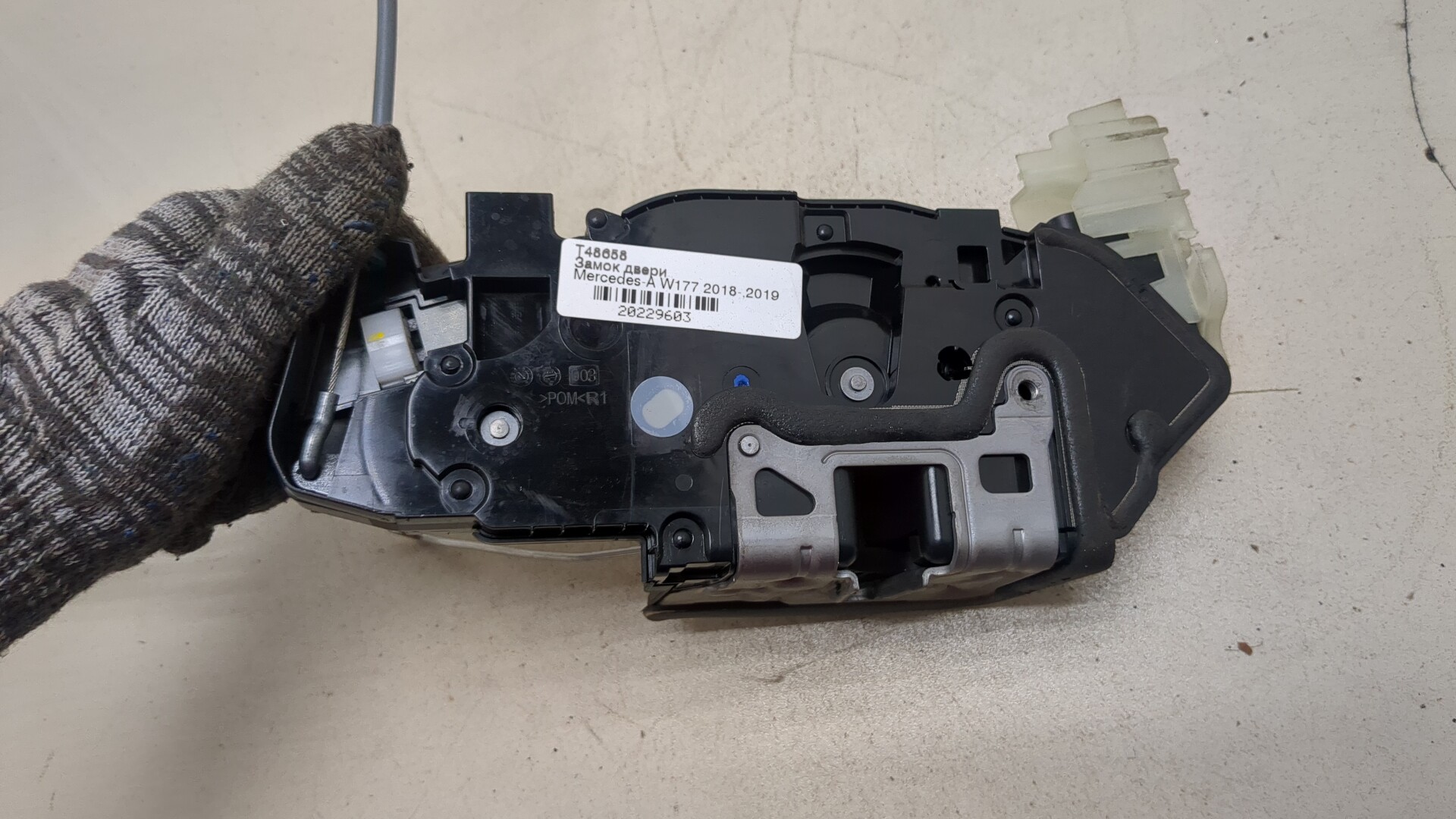Замок двери передней правой