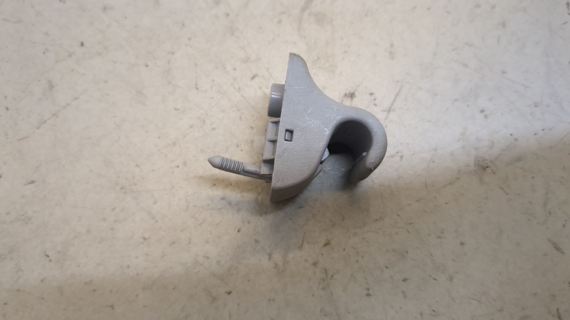 Кронштейн солнцезащитного козырька