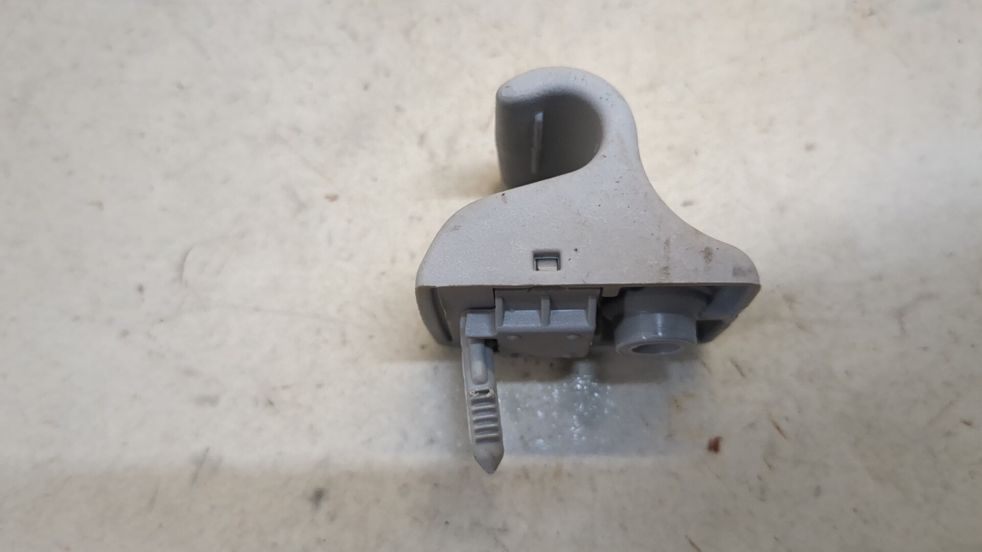 Кронштейн солнцезащитного козырька