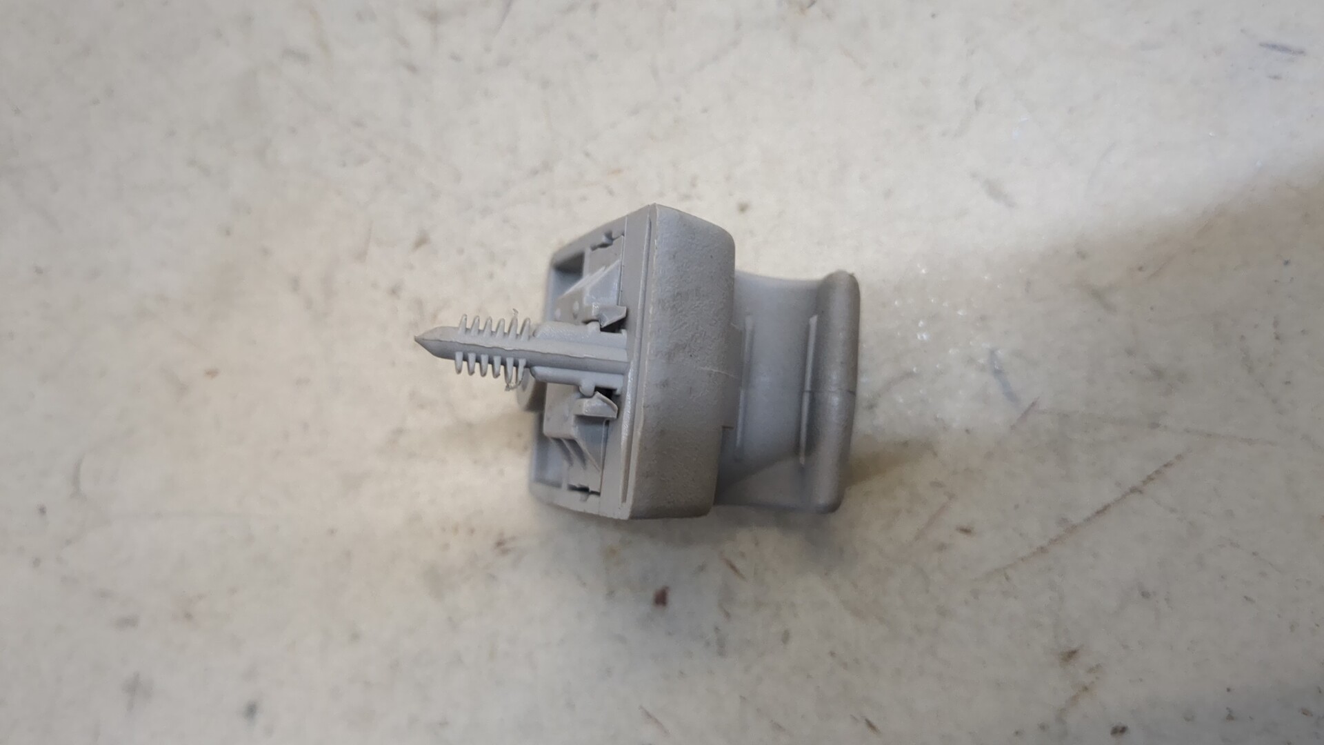 Кронштейн солнцезащитного козырька