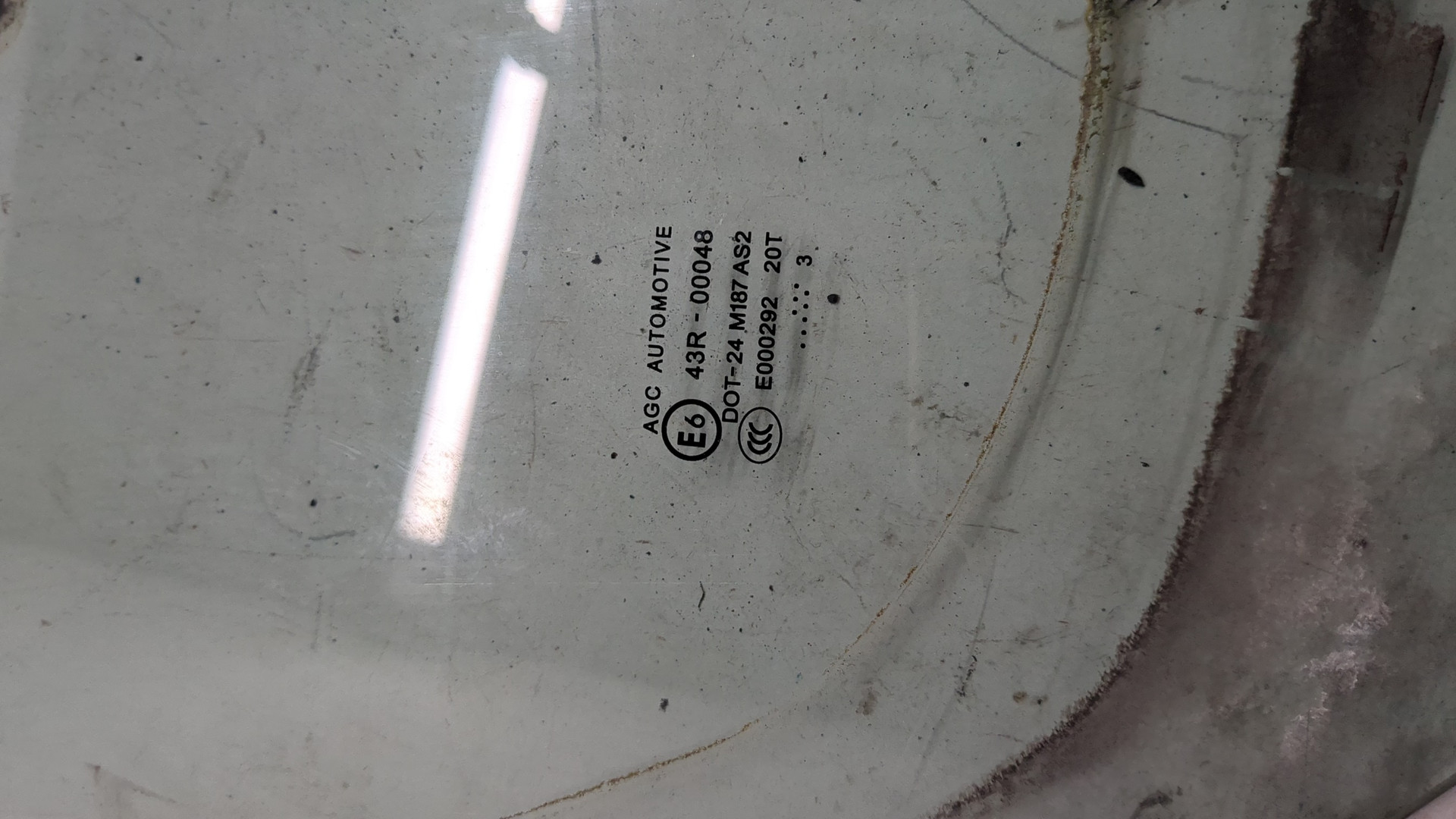 Стекло двери передней правой