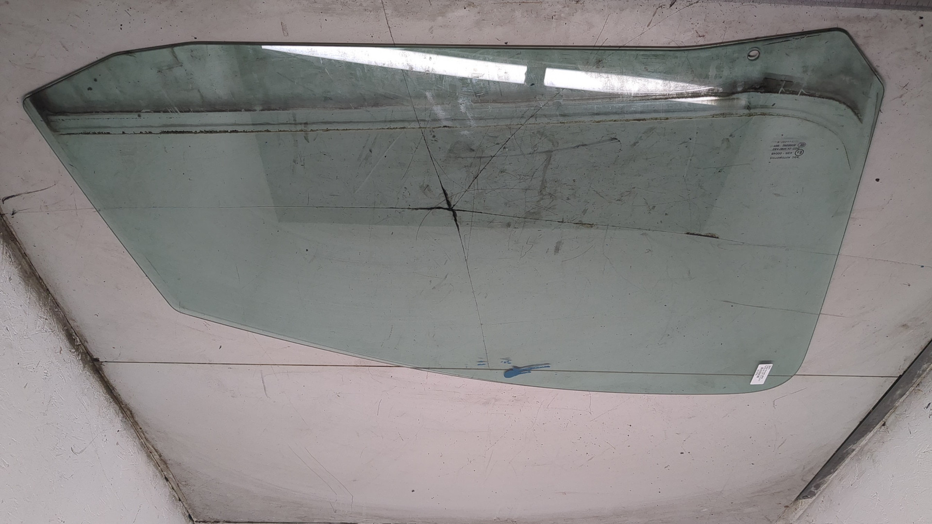 Стекло двери передней правой