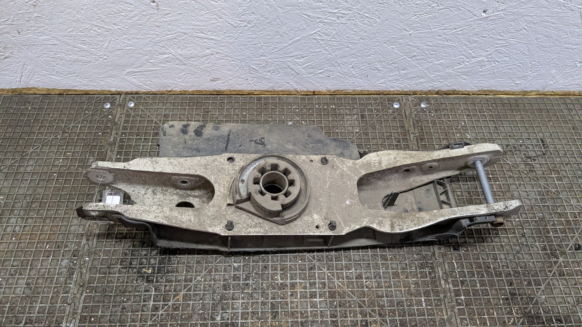 Рычаг задний левый