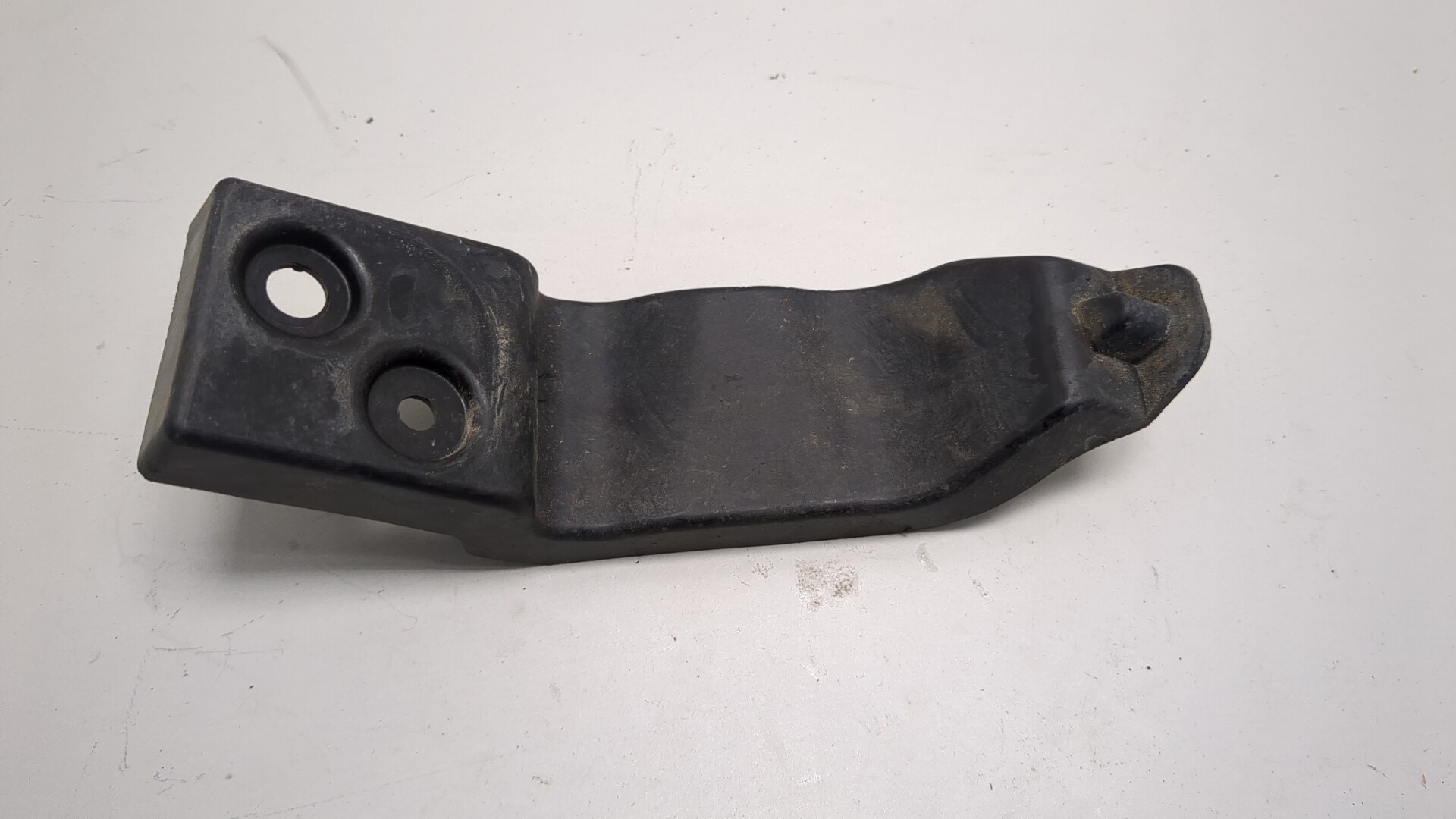 Кронштейн заднего бампера правый