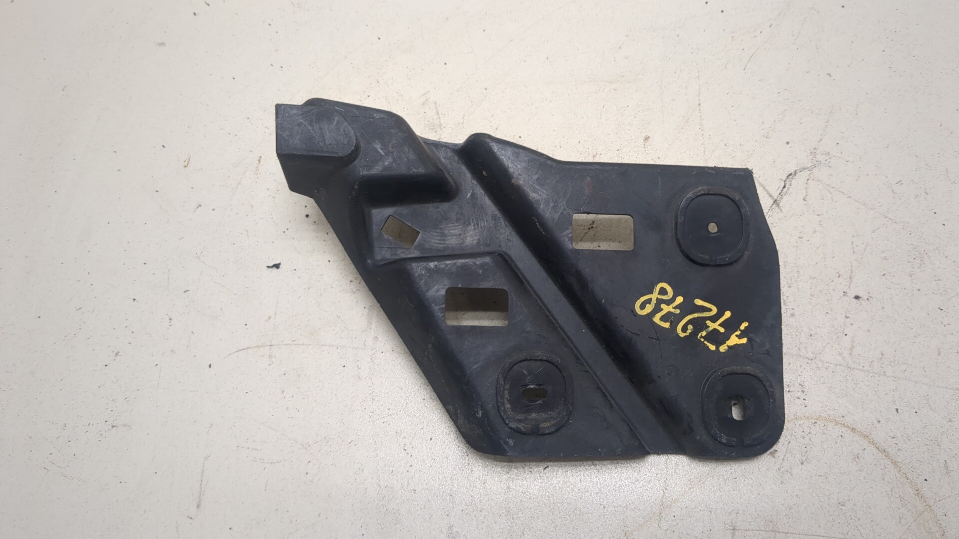 Кронштейн заднего бампера правый