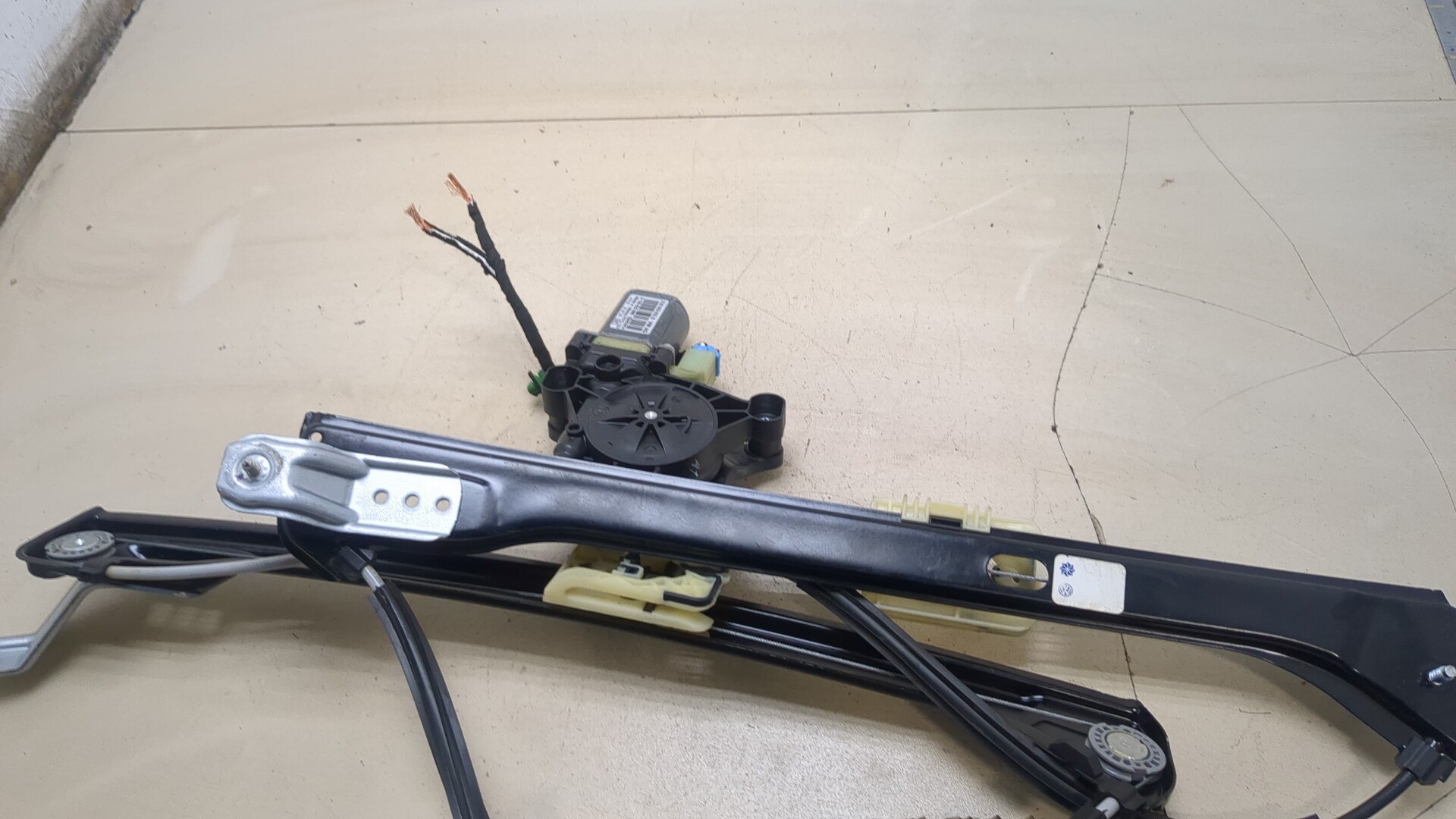 Стеклоподъемник электр. передний левый