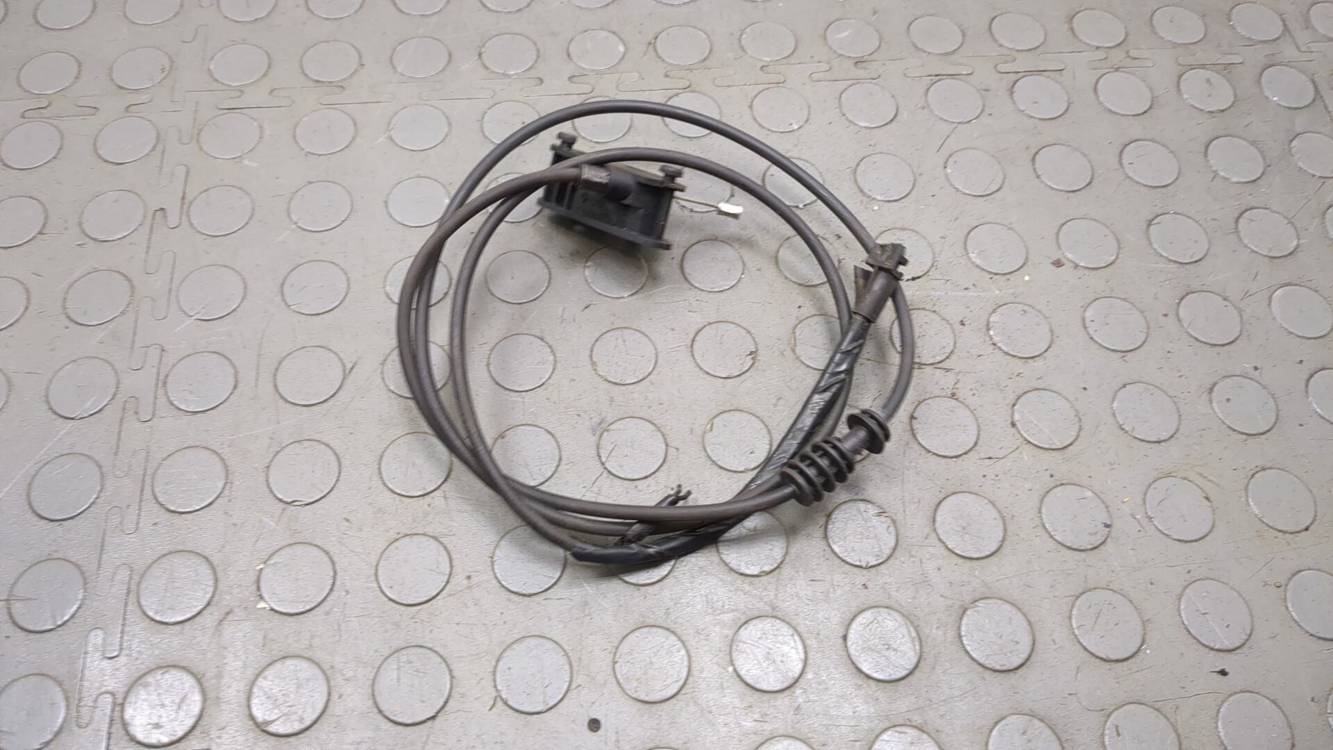 Трос открывания капота