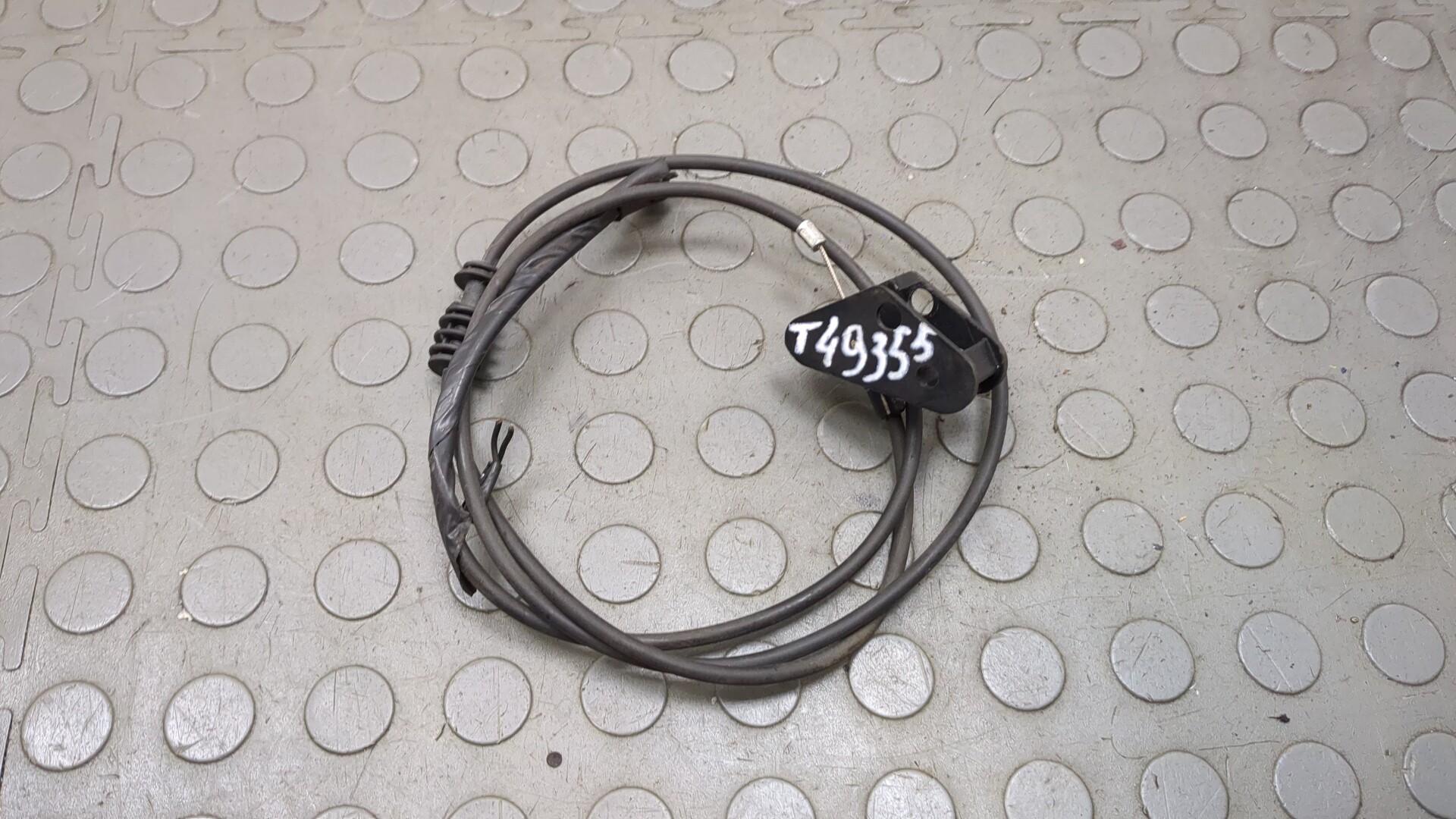 Трос открывания капота