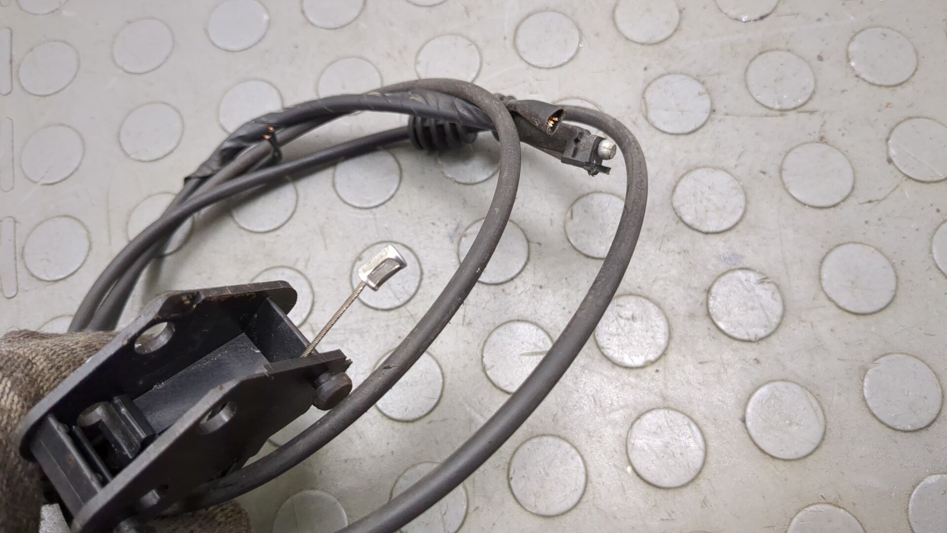 Трос открывания капота