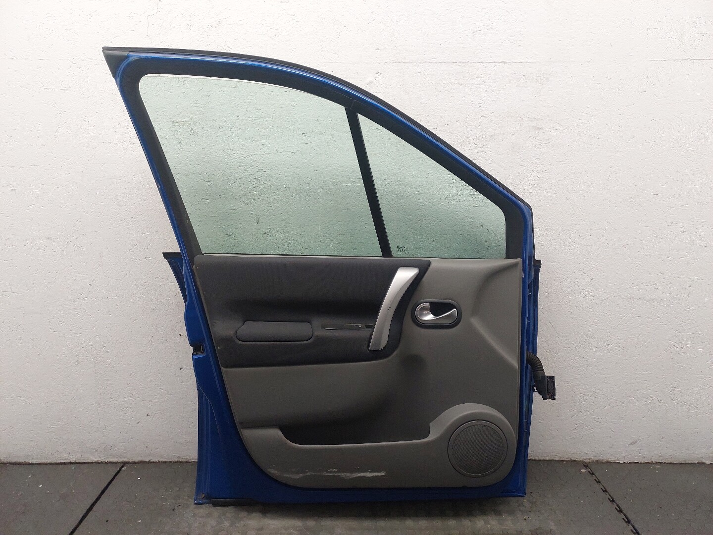 Дверь передняя левая