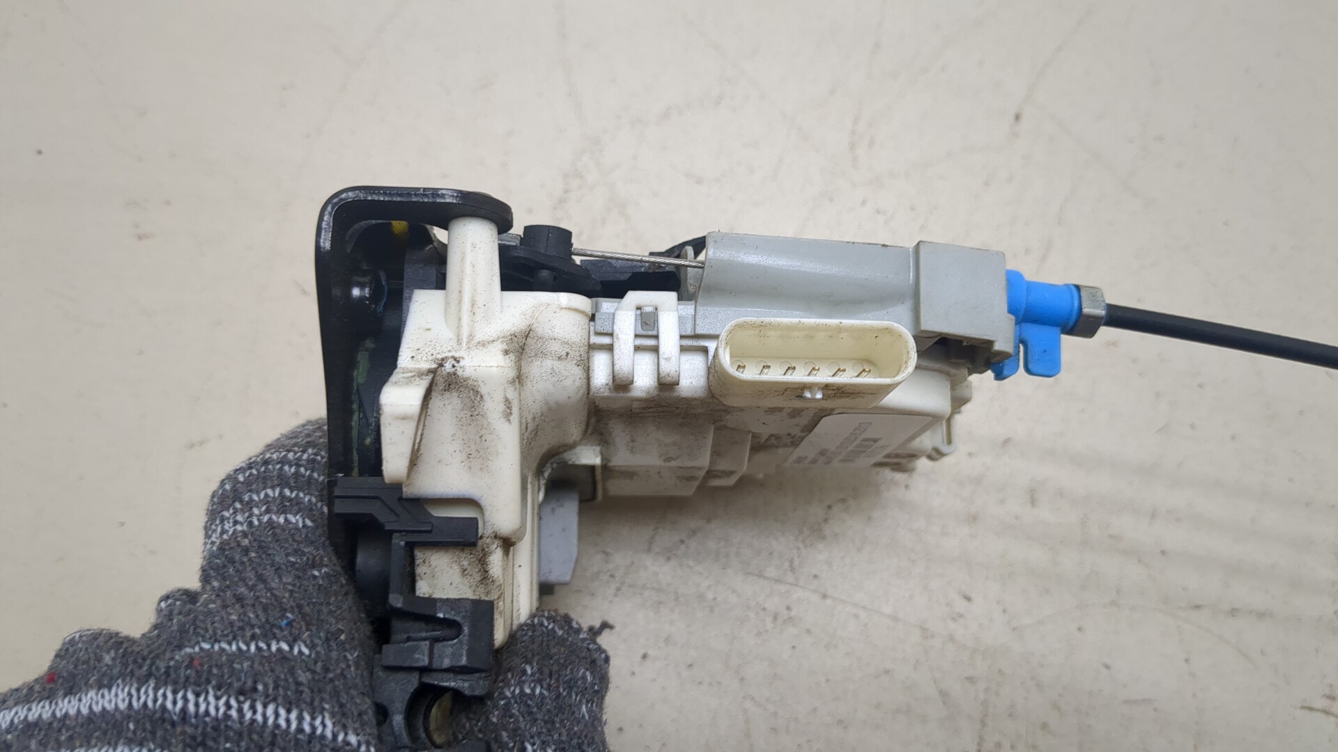 Замок двери передней левой