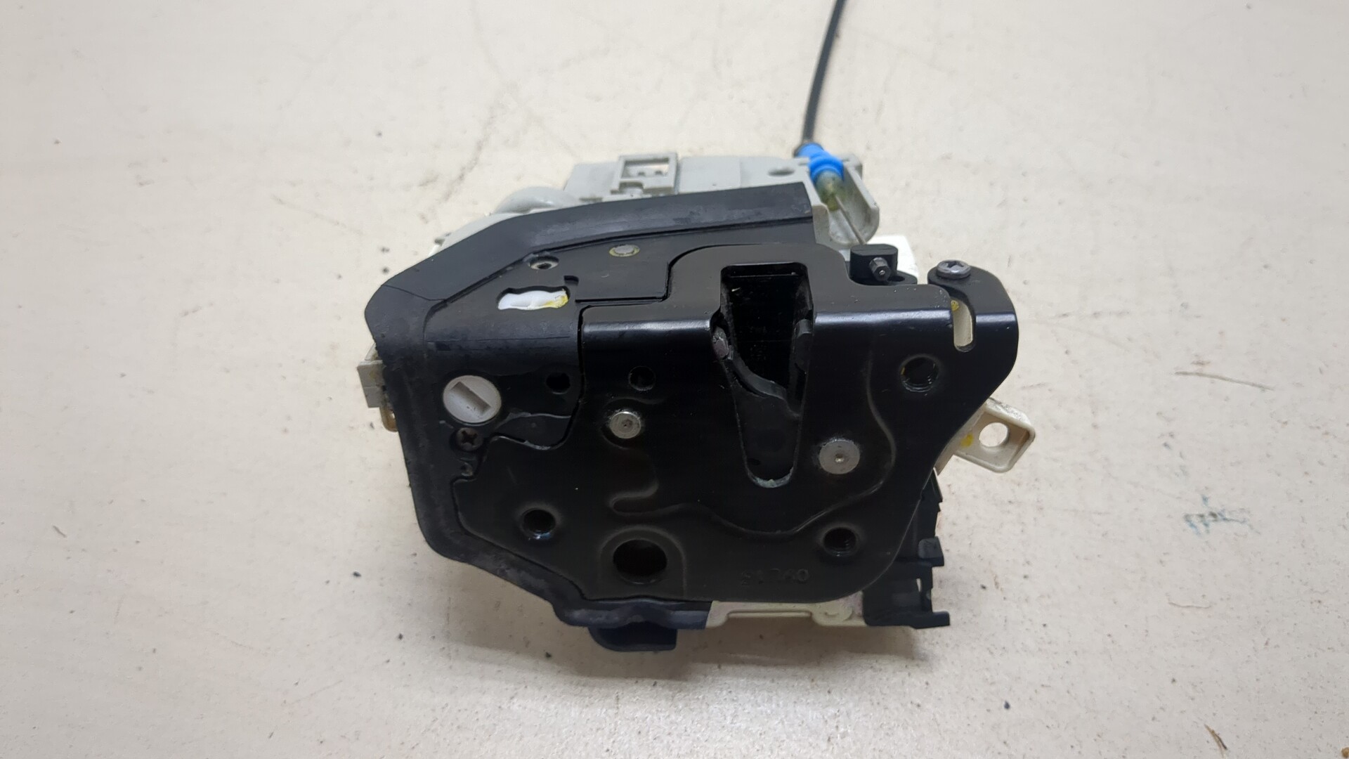 Замок двери передней левой