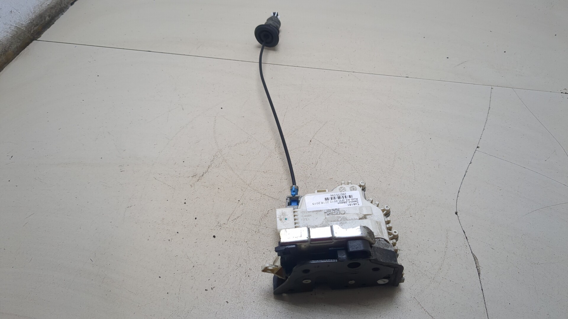 Замок двери передней левой