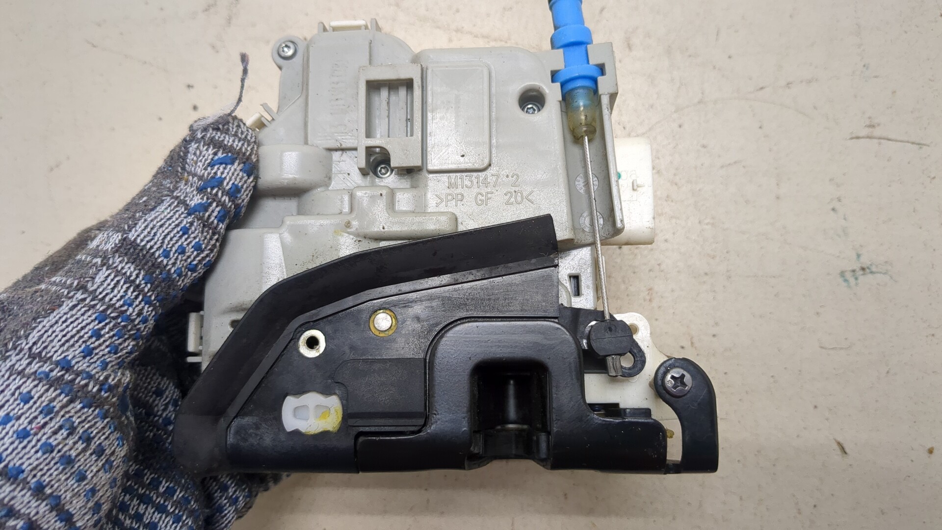 Замок двери передней левой