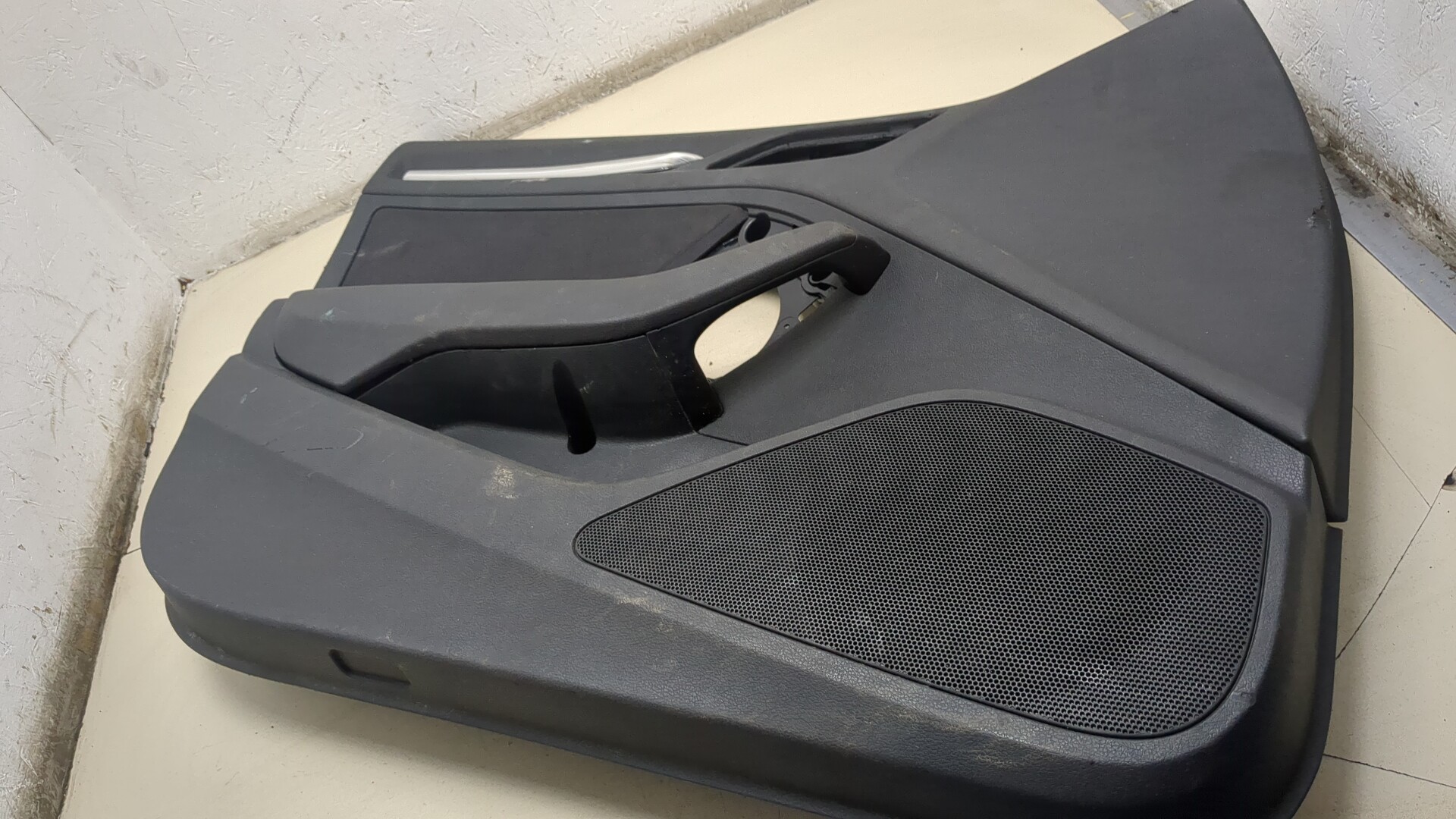 Обшивка двери передней левой