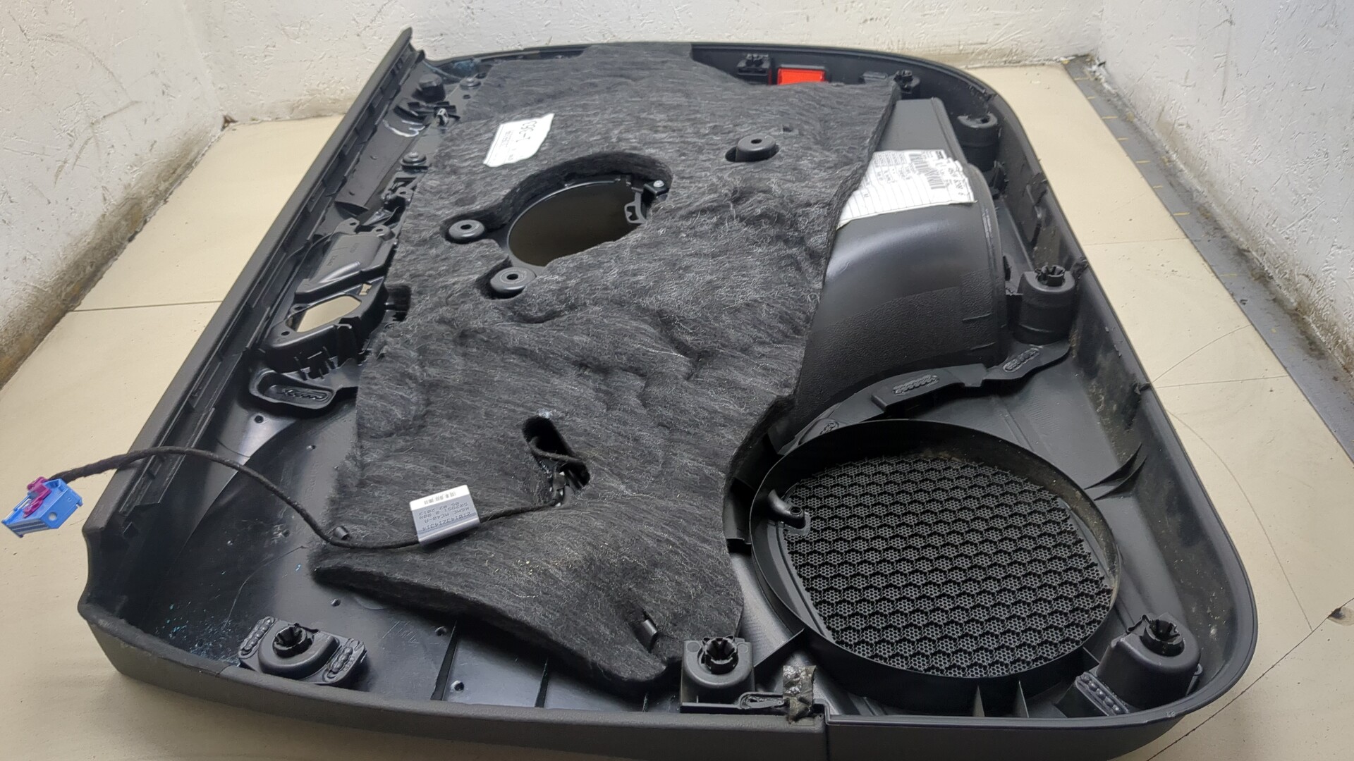 Обшивка двери передней левой