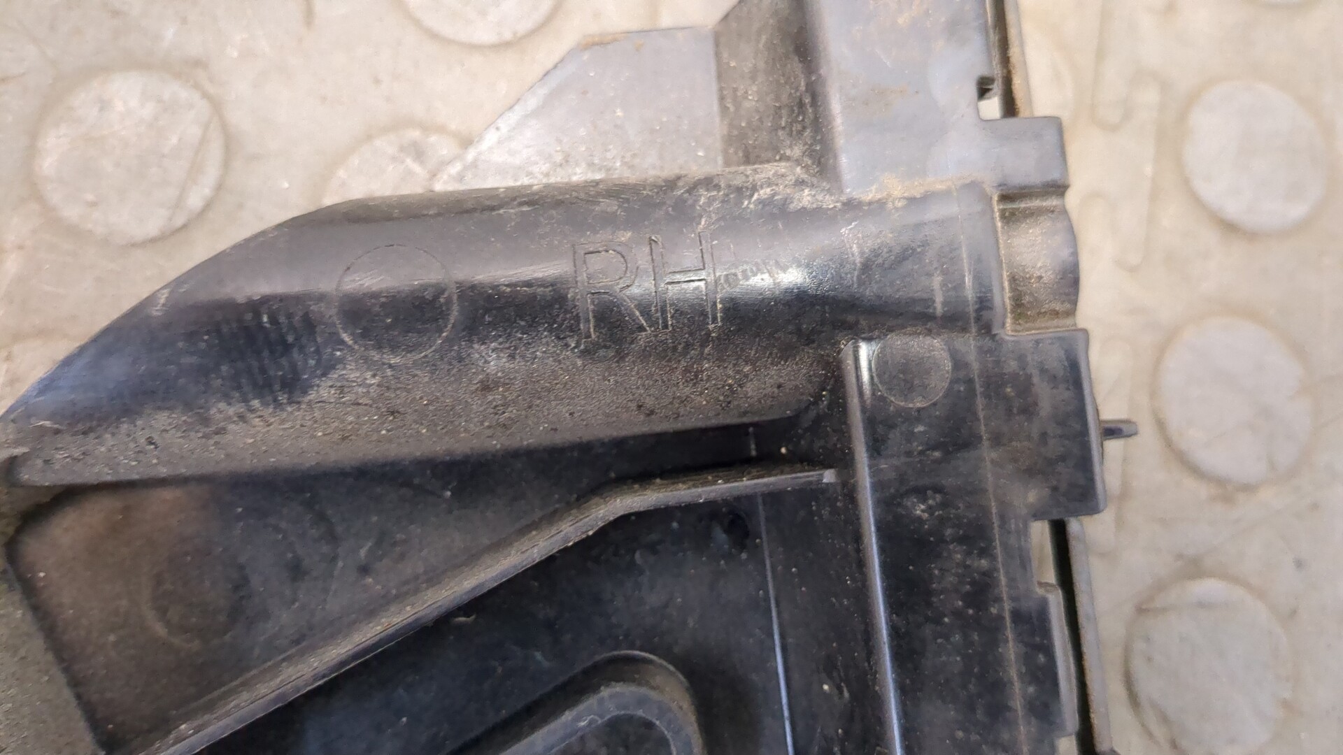 Кронштейн переднего бампера правый