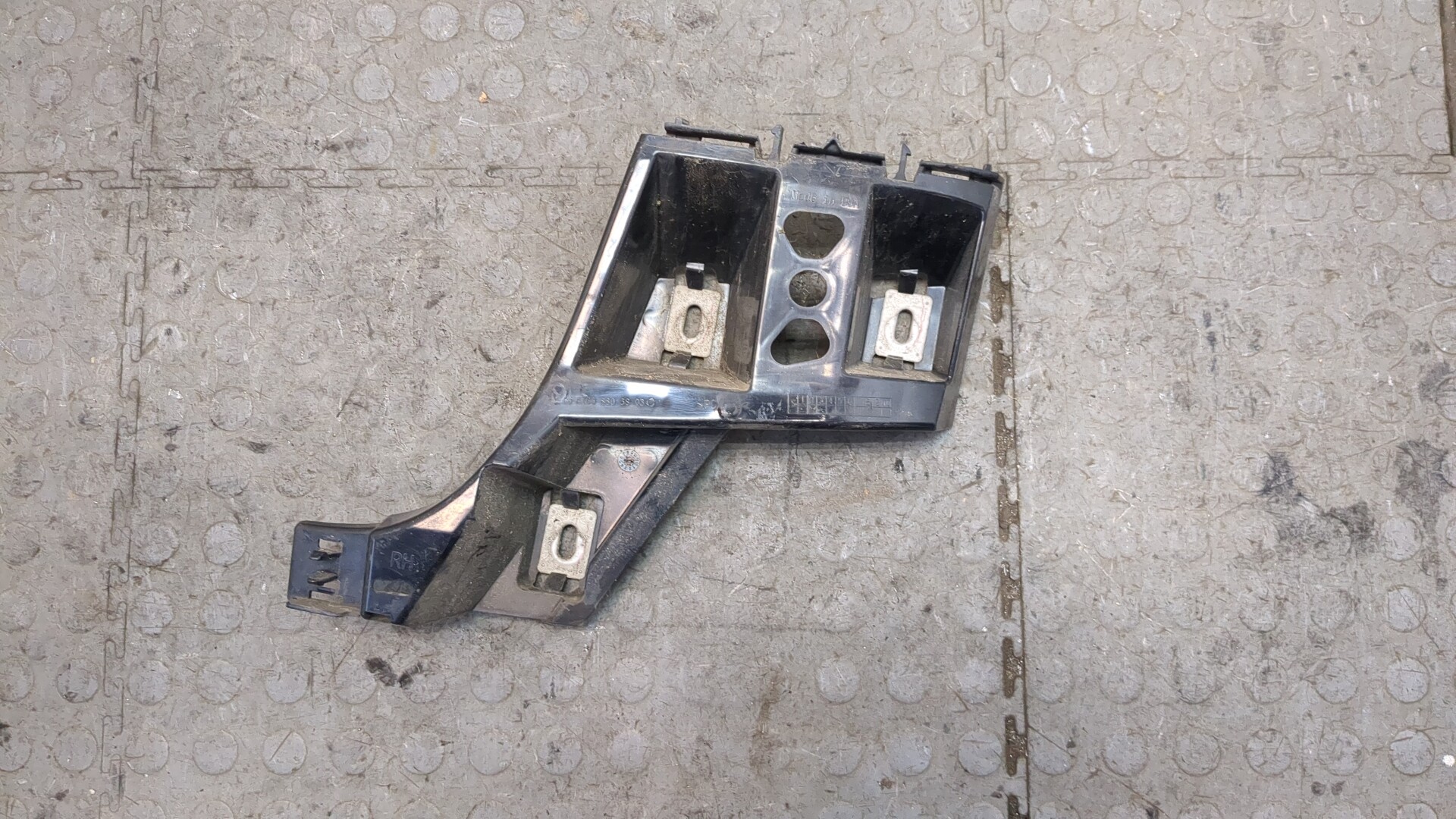 Кронштейн заднего бампера правый