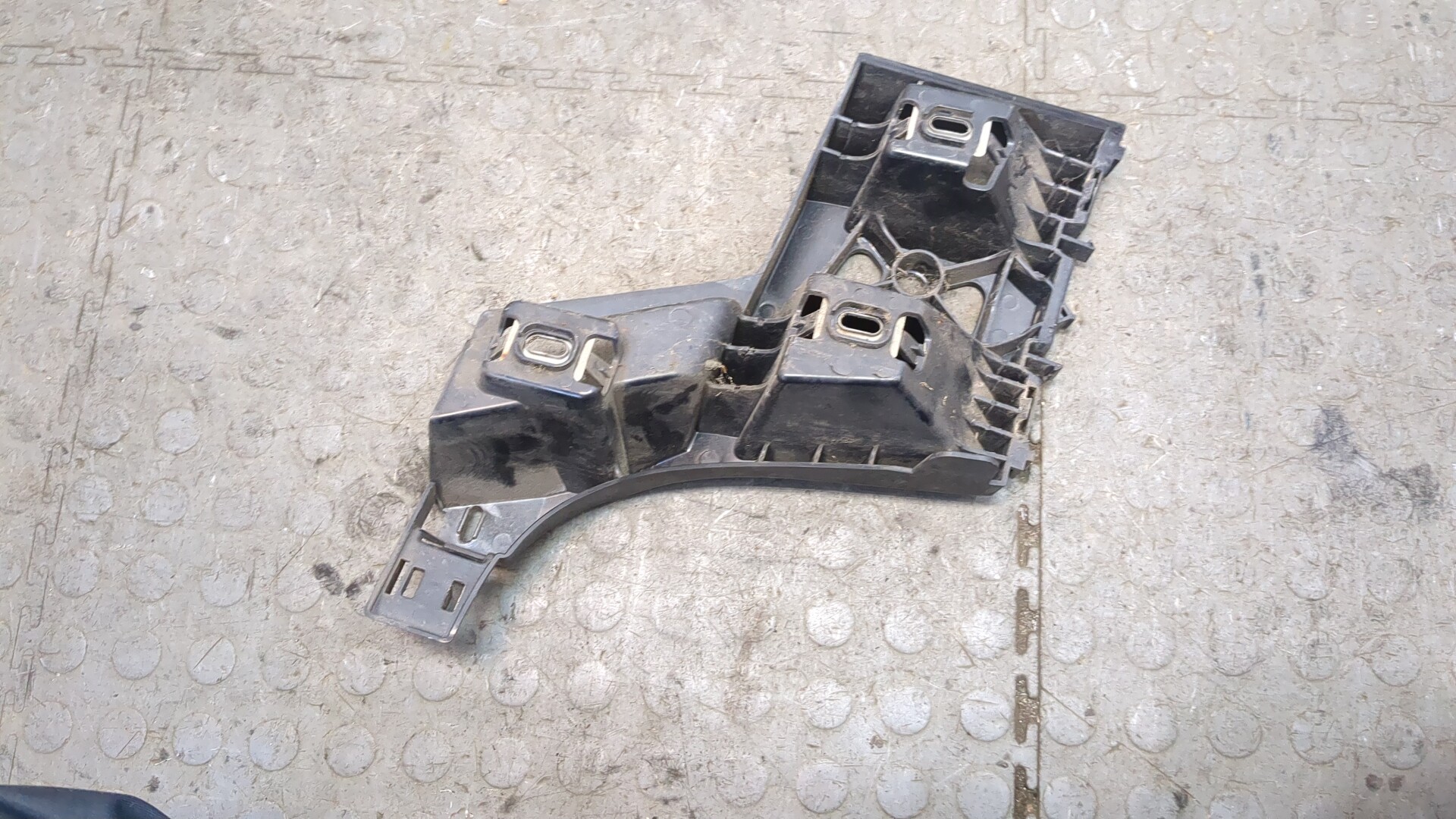 Кронштейн заднего бампера правый