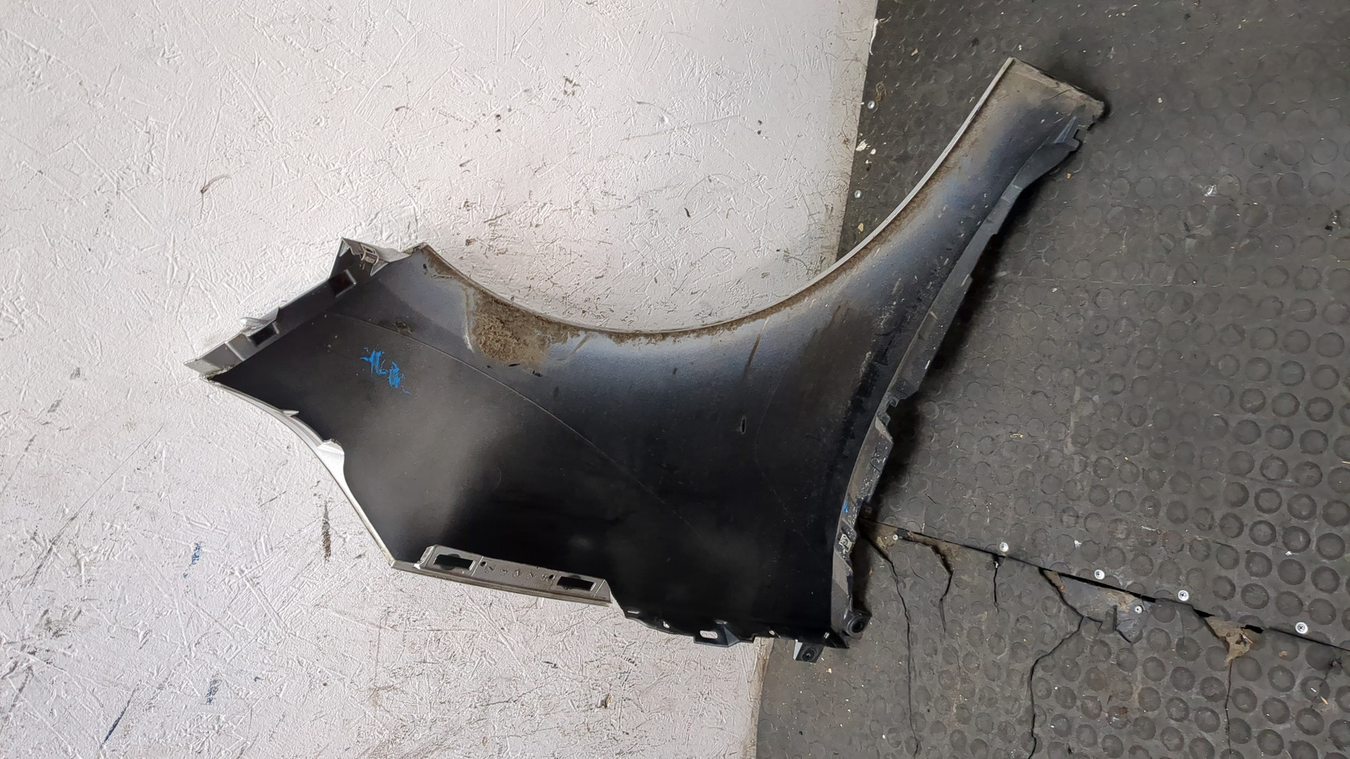 Крыло переднее левое