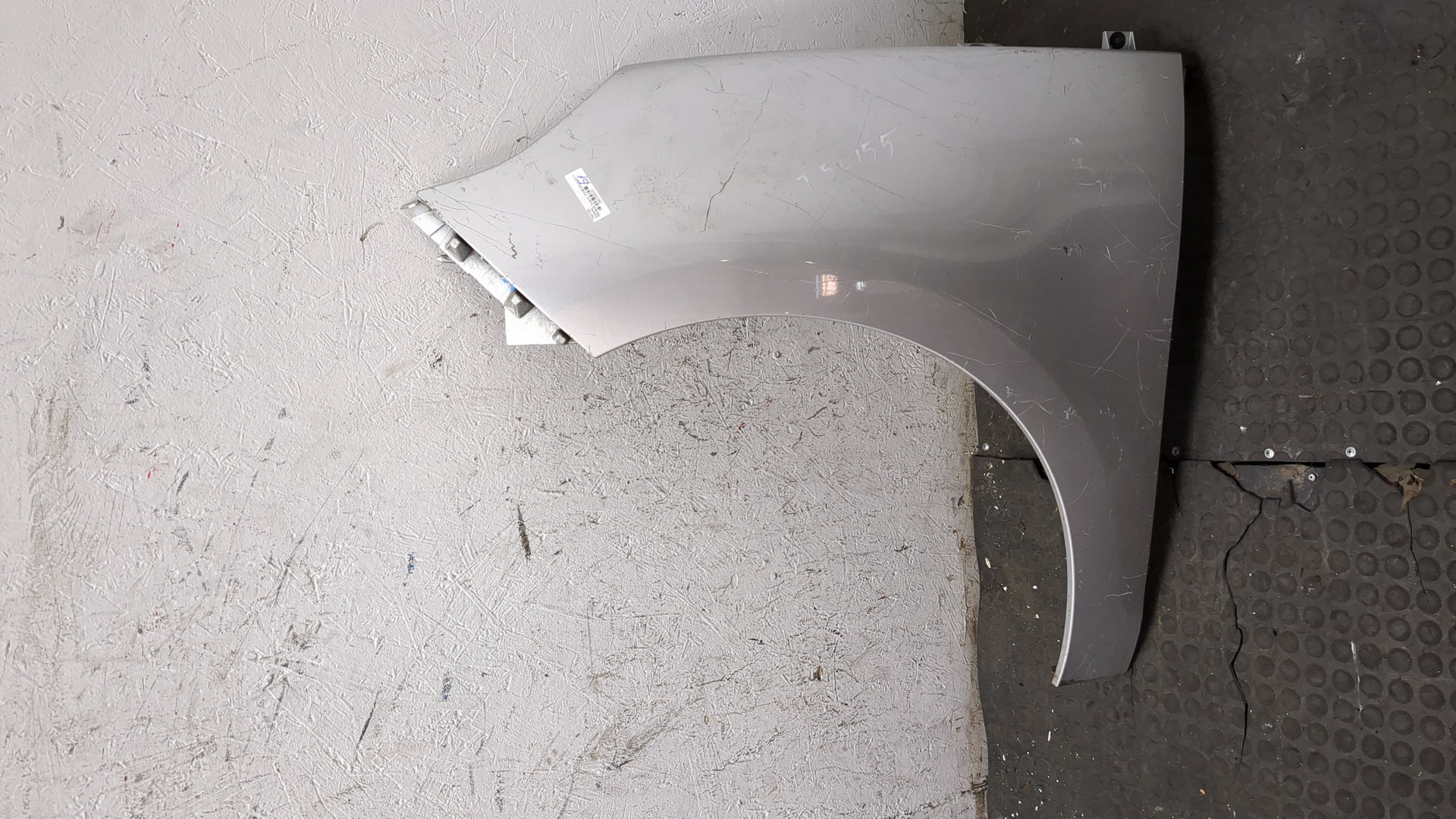 Крыло переднее левое